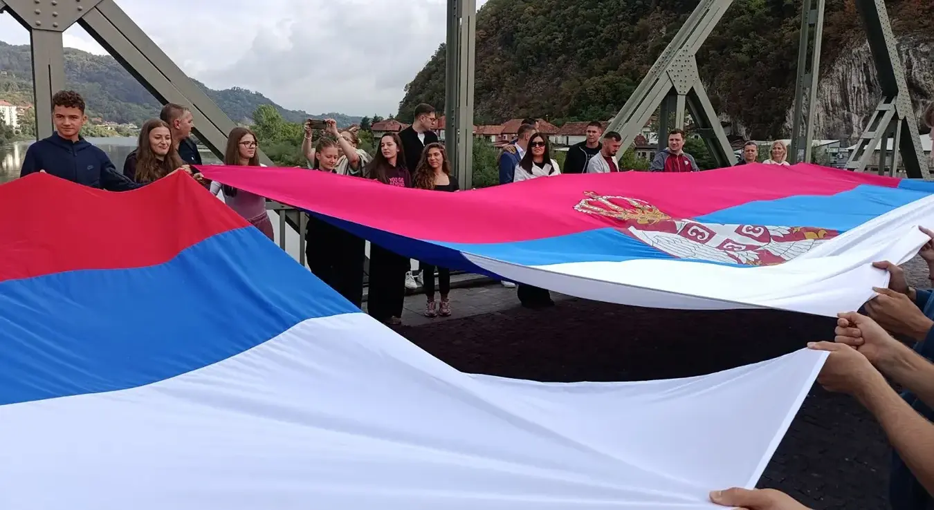 Млади из Зворника и Малог Зворника који су се данас састали на мосту краља Александра Првог Карађорђевића поводом Дана српског јединства, слободе и националне заставе.