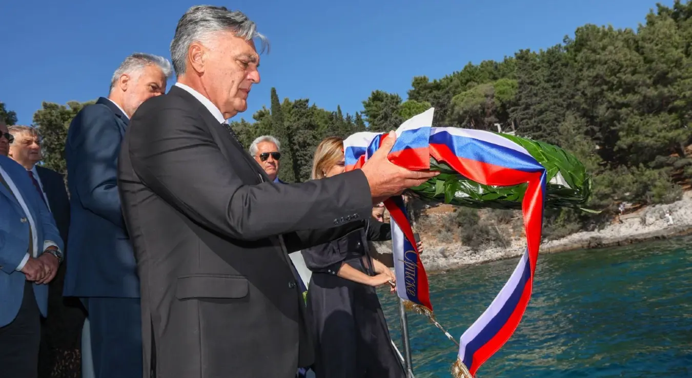 У дубинама Јонског мора почивају српски војници који немају подигнут крст над гробом, али чија жртва стоји дубоко урезана у памћење нашег народа, написао је предсједник Републике Српске Синиша Каран.