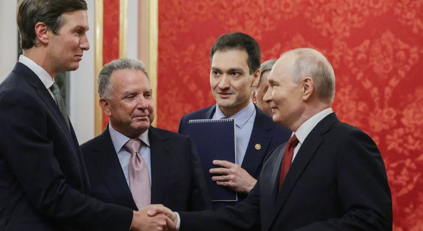 Руски председник Владимир Путин (десно) поздравља изасланике америчког предсједника Доналда Трампа, Стива Виткофа (други с лијева) и Џареда Кушнера, уочи разговора у Сенатској палати Кремља у Москви, у суботу, 5. септембра 2026. године.