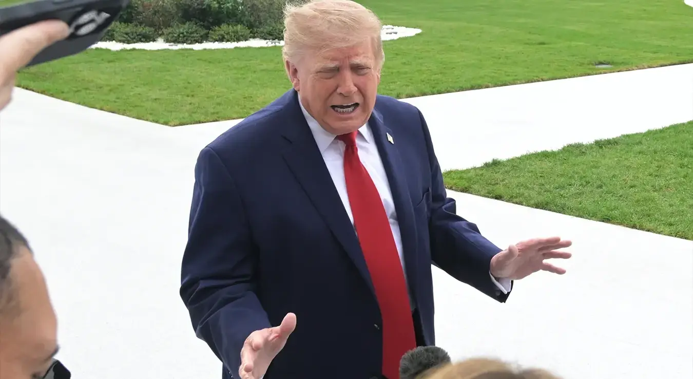 Предсједник САД-а Доналд Трамп разговара са новинарима на јужном травњаку Бијеле куће прије него што се укрца у хеликоптер „Марин ван”, у суботу, 26. септембра 2026. године, у Вашингтону.
