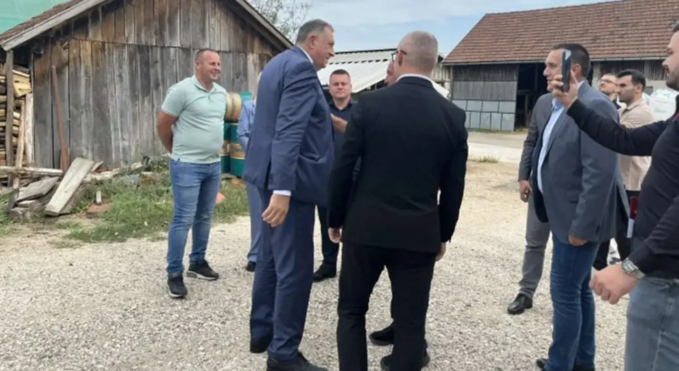 Предсједник Милорад Додик посјетио је данас породицу Бабић у Штрпцима код Прњавора.