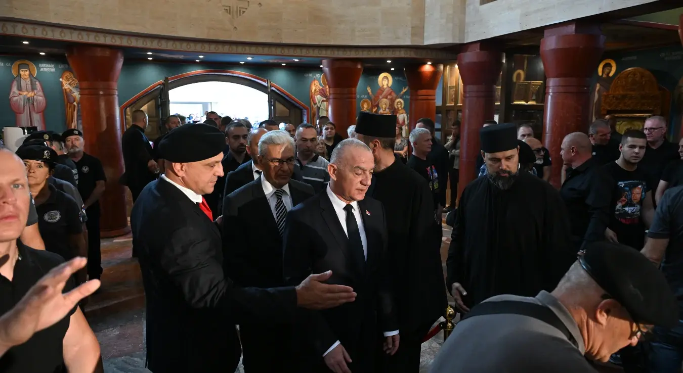 Некадашњи командант Војске Републике Српске генерал Ратко Младић биће сахрањен данас у Београду. Ковчег са телом генерала Младића изложен је у цркви Светог Луке на Видиковцу, а грађани ће од 7 до 12 часова моћи да му одају пошту. У цркви су Дарко Младић, син Ратка Младића и саборци генерала Младића. На ковчегу са телом генерала Младића су његова капа и сабља, а испред ковчега, уз Младићеву фотографију, ордење, као и венац у бојама српске заставе. Поред ковчега стоје припадници Војске Србије. На фотографији Ненад Вујић, министар правде.