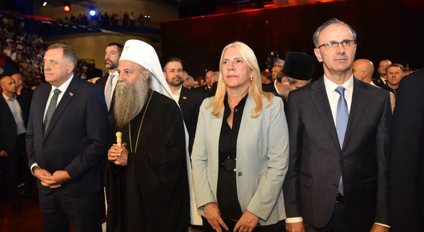 Централна свечаност обиљежавања Дан српског јединства, слободе и националне заставе, у организацији влада Републике Српске и Србије, одржава се у Бањалуци, у присуству званичника Српске и Србије.