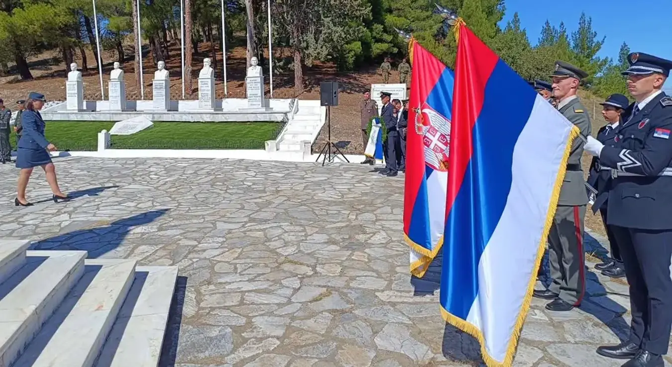 Делегације Владе Републике Српске и Србије положиле су вијенац на споменик савезничким снагама у Великом рату у Меморијалном комплексу Поликастро у Грчкој, гд‌је је данас одржана свечана церемонија одавања почасти, у знак сјећања на заједничку борбу, страдање и жртву народа који су се прије више од једног вијека заједно борили за слободу.