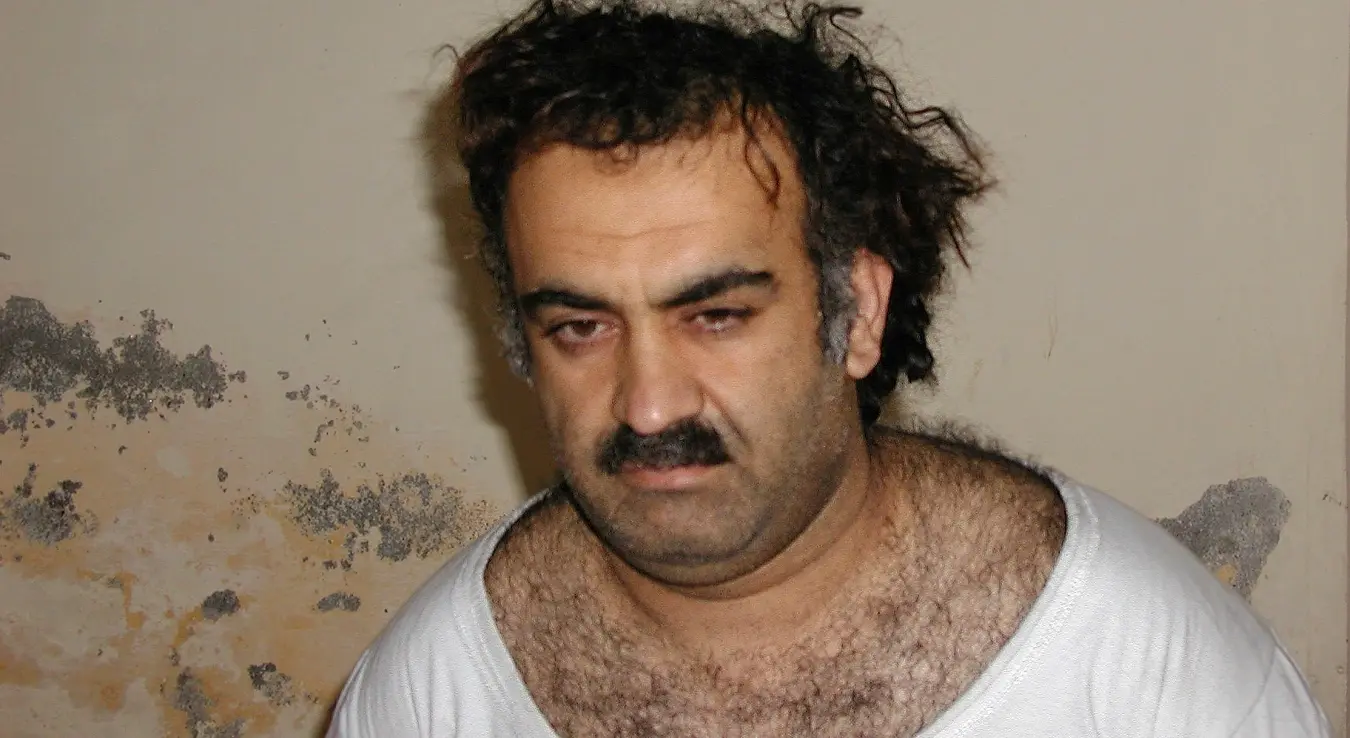 Халид Шеик Мохамед, наводни организатор напада 11. септембра, виђен је убрзо након хапшења током рације у Пакистану, 1. марта 2003. године, на овој фотографији коју је добила агенција Асошијејтед прес.
