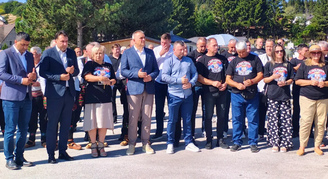Код централног спомен-обиљежја на Новом Зејтинлику у Сокоцу служи се парастос погинулим борцима чиме је почело обиљежавање Дана 3. сарајевске бригаде Војске Републике Српске, којем присуствује и предсједник Владе Републике Српске Саво Минић.