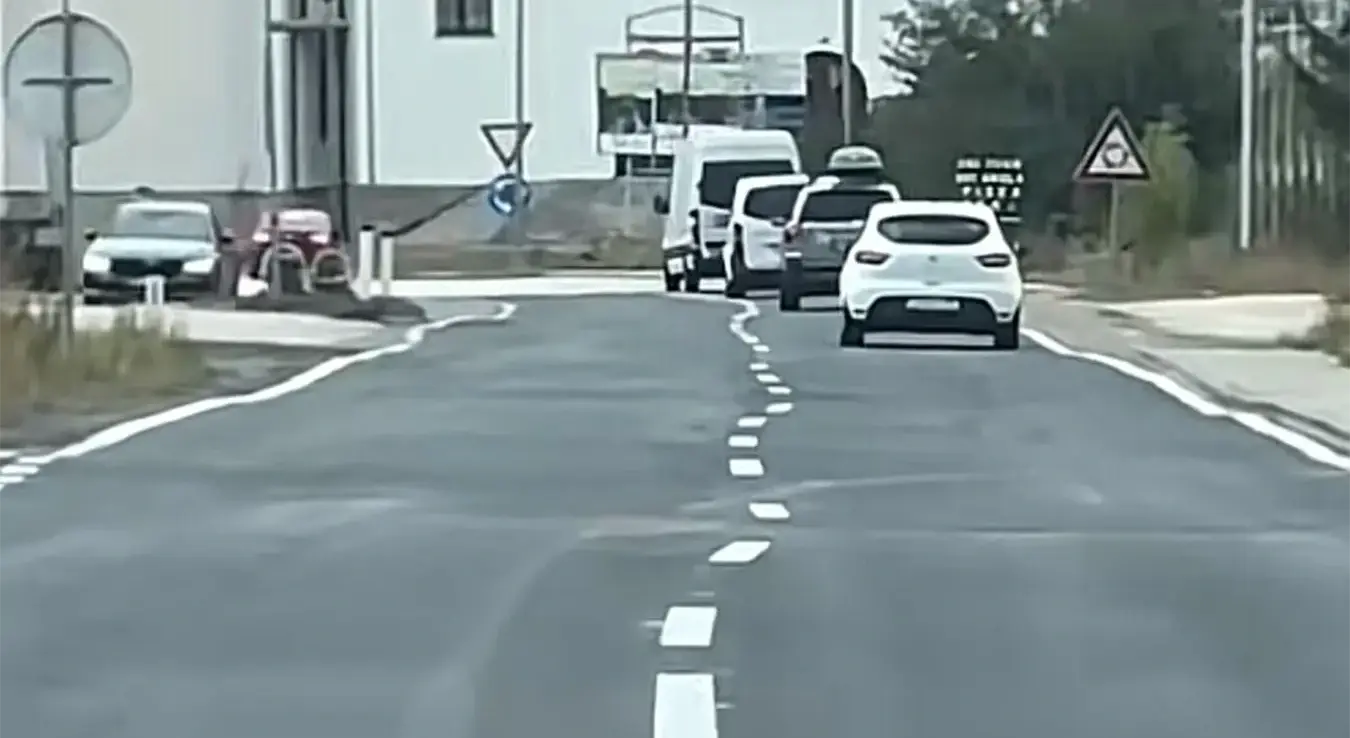 Видео снимак који приказује бијеле линије на путу у мјесту Купрес, а које су кривудаво исцртане, насмијао је регион.