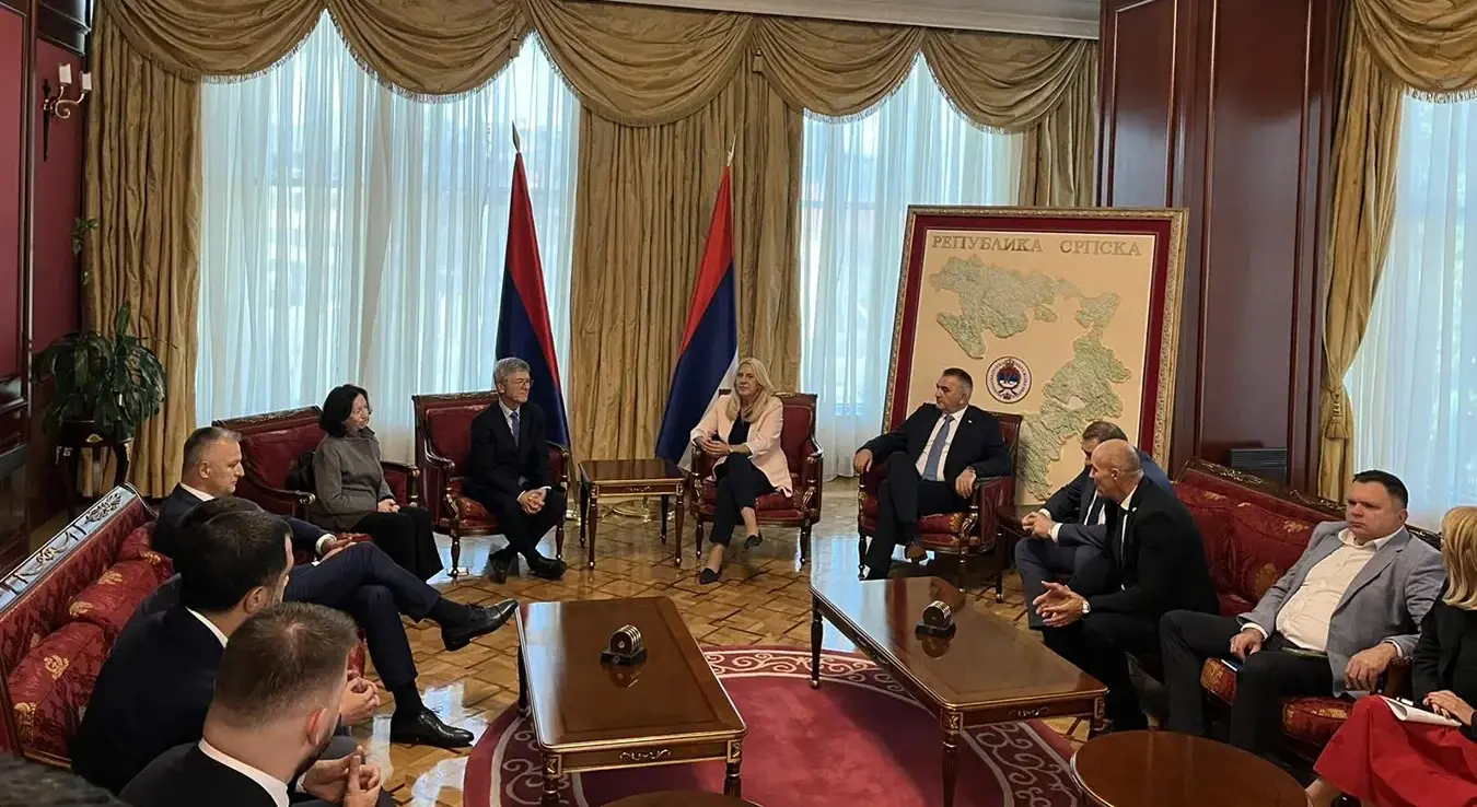Предсједник Владе Републике Српске Саво Минић, српски члан Предсједништва БиХ Жељка Цвијановић и предсједник Милорад Додик на састанку са једним од најпознатијих свјетских економиста, професором Универзитета Колумбија Џефријем Саксом.
