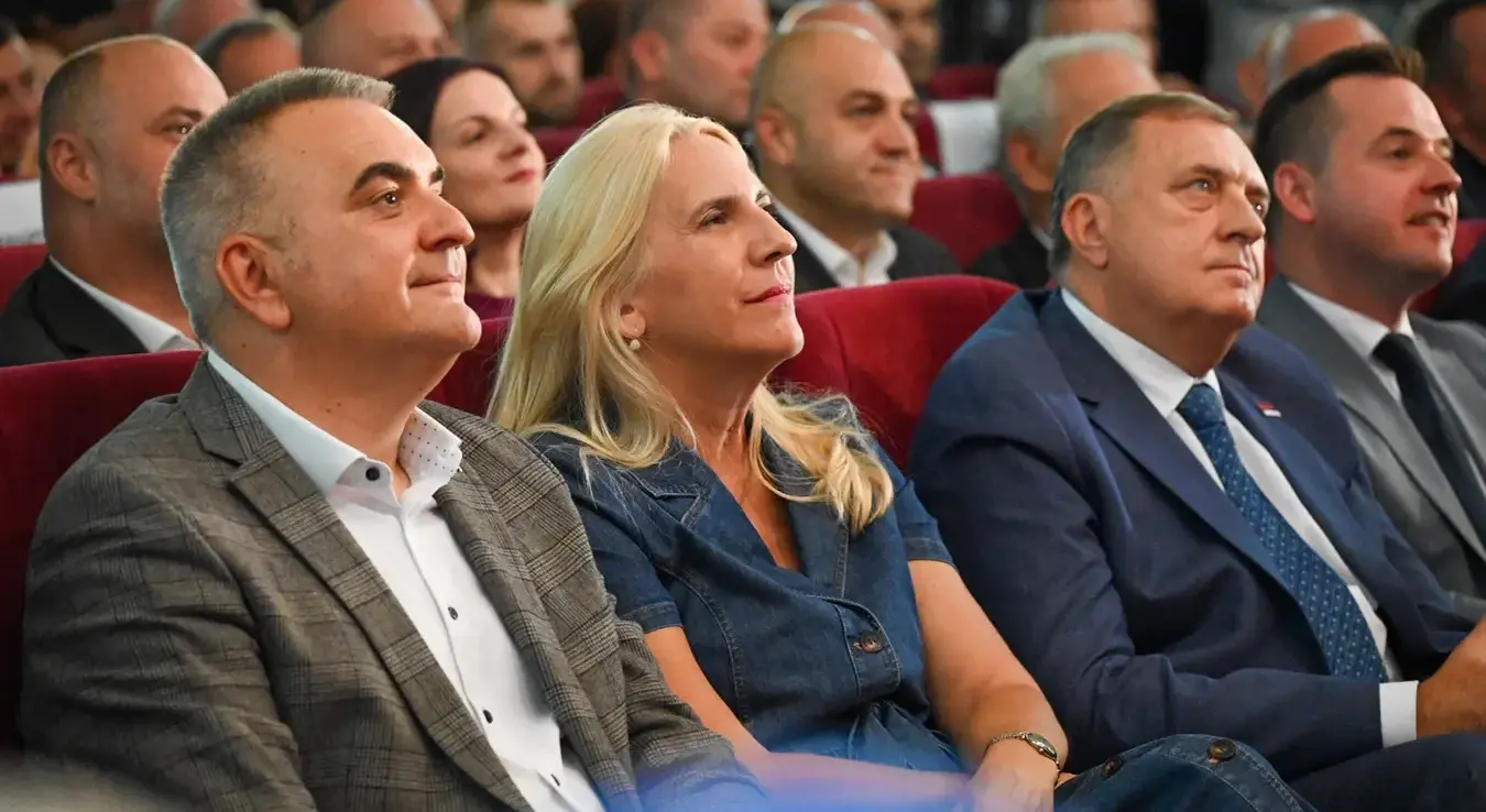 Предизборна трибина СНСД-а у Фочи, на којој су представљени кандидати ове странке за предстојеће изборе.