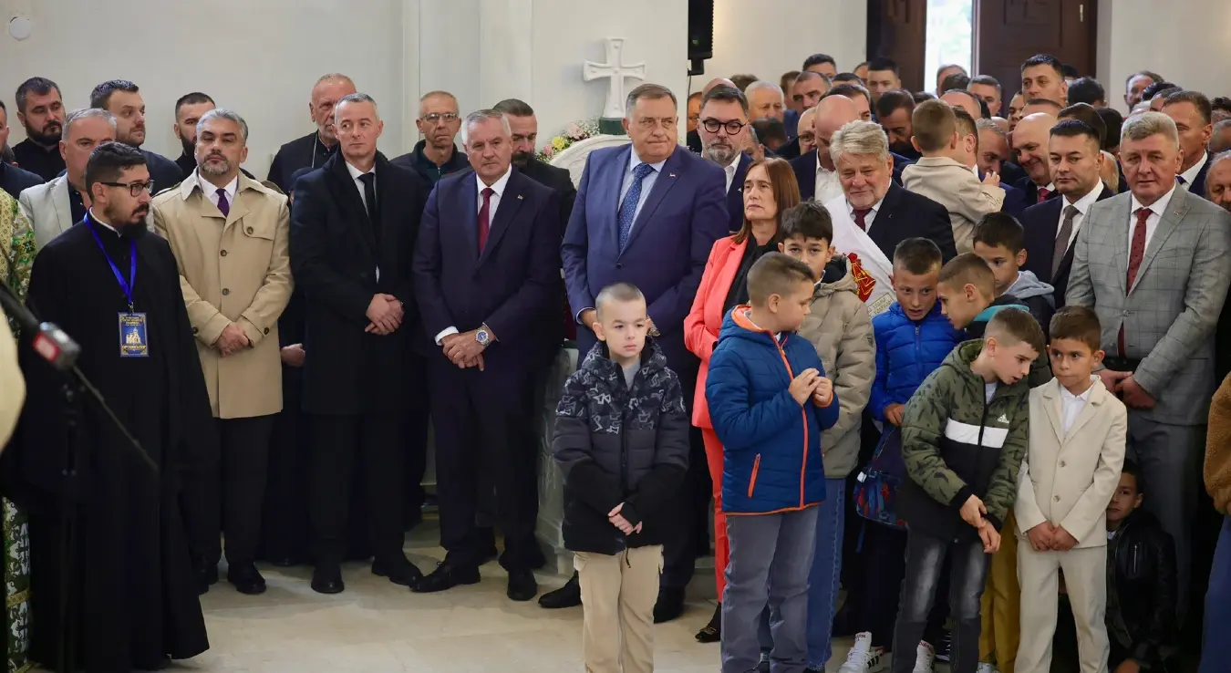 Предсједник Милорад Додик и замјеник предсједавајуће Савјета министара Сташа Кошарац присуствују Светој архијерејској литургији у Храму Сабора Светог архангела Гаврила, које предводи Његова светост патријарх српски Порфирије.