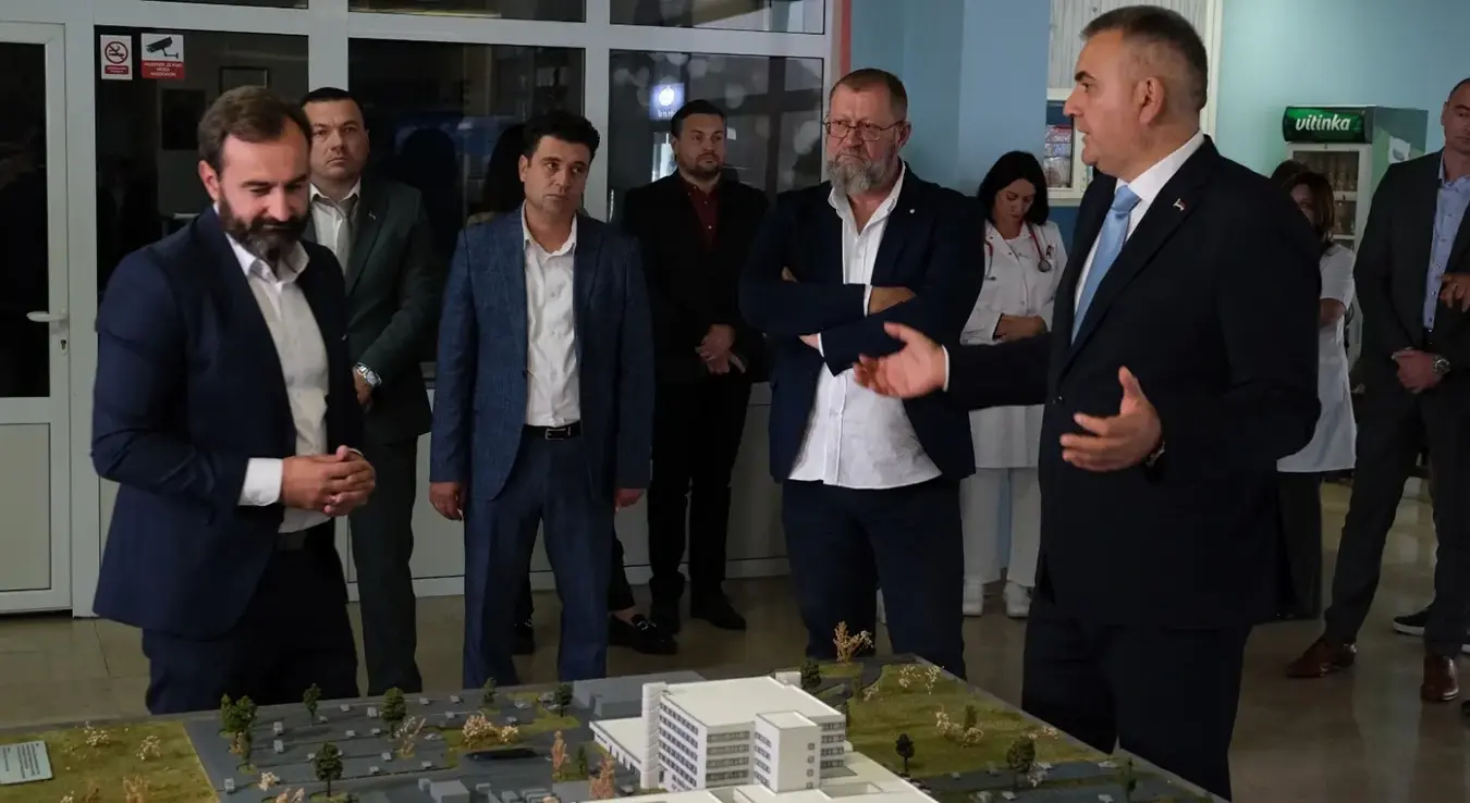 Минић у посјети приједорској болници