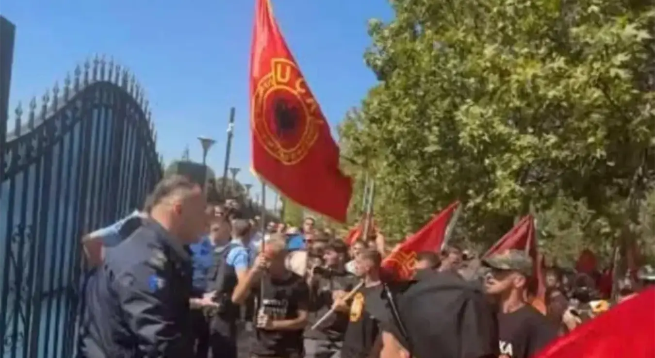 Инцидент испред Еулекса у Косову Пољу: Албанци гађају зграду камењем и флашама, узвикују „УЧК“