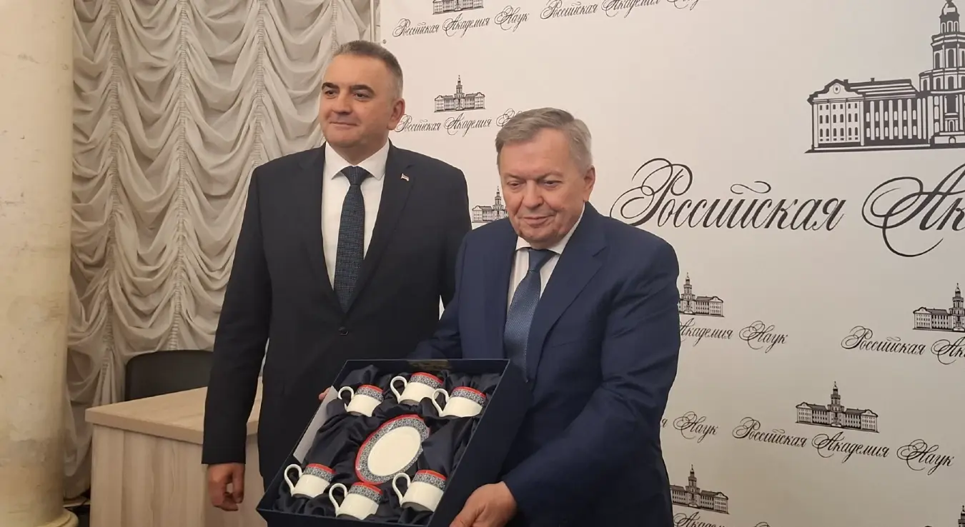 Минић са представником Руске академије наука