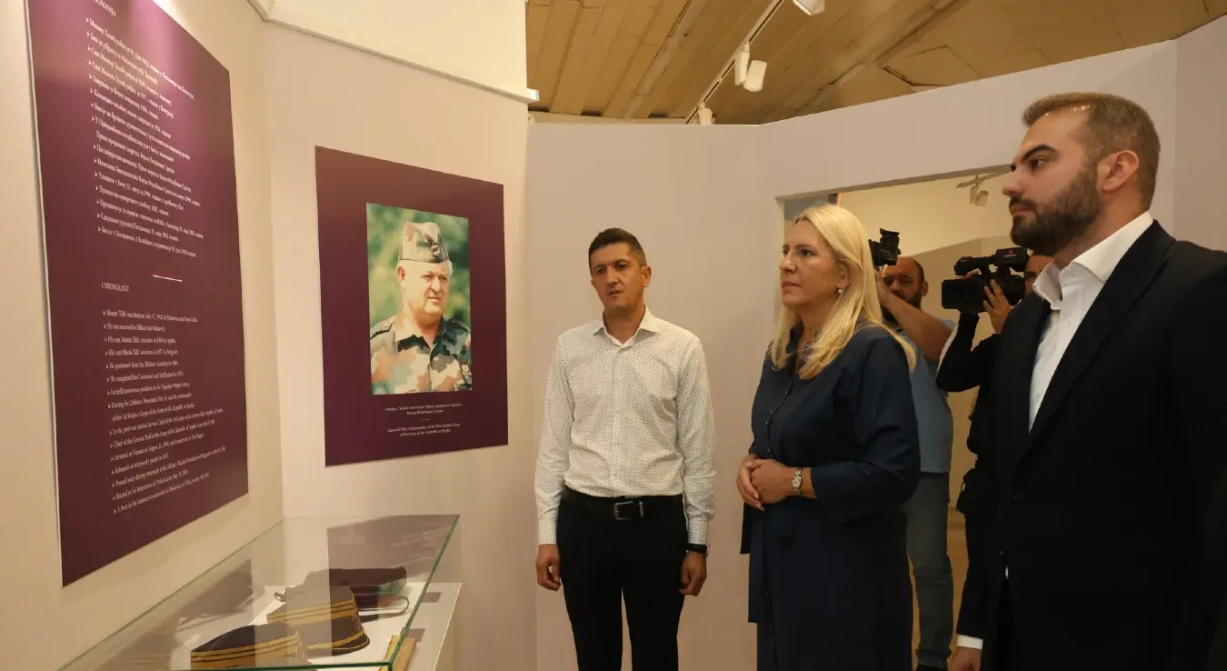 Српски члан Предсједниништва БиХ Жељка Цвијановић данас је у Музеју Републике Српске у Бањалуци отворила изложбу "Јунаци на бранику Републике Српске".