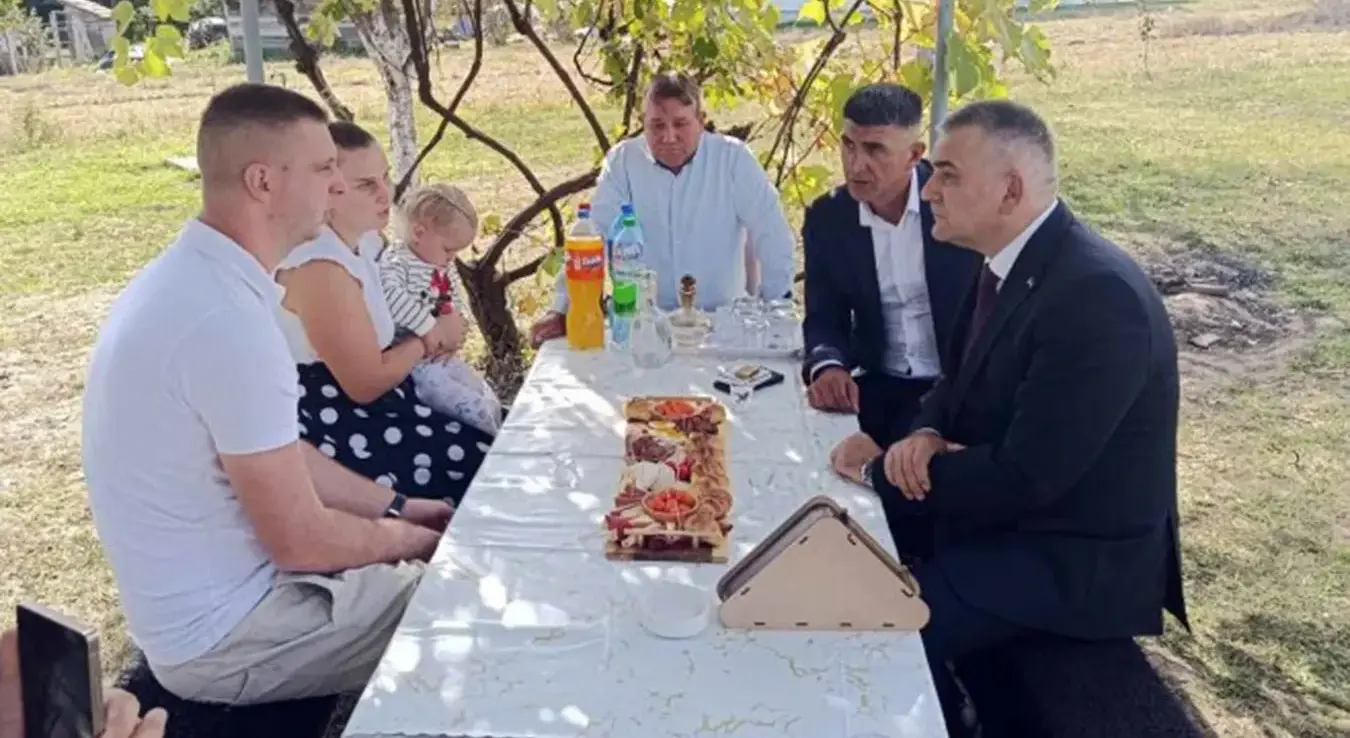Предсједник Владе Републике Српске Саво Минић посјетио је шесточлану породицу Трипковић у Осмацима и обећао исплату дијела рата за њихову породичну кућу која кошта 68 хиљада марака. Породица прима породичну накнаду и дјечији додатак, од којих отплаћују кућу коју су недавно купили.