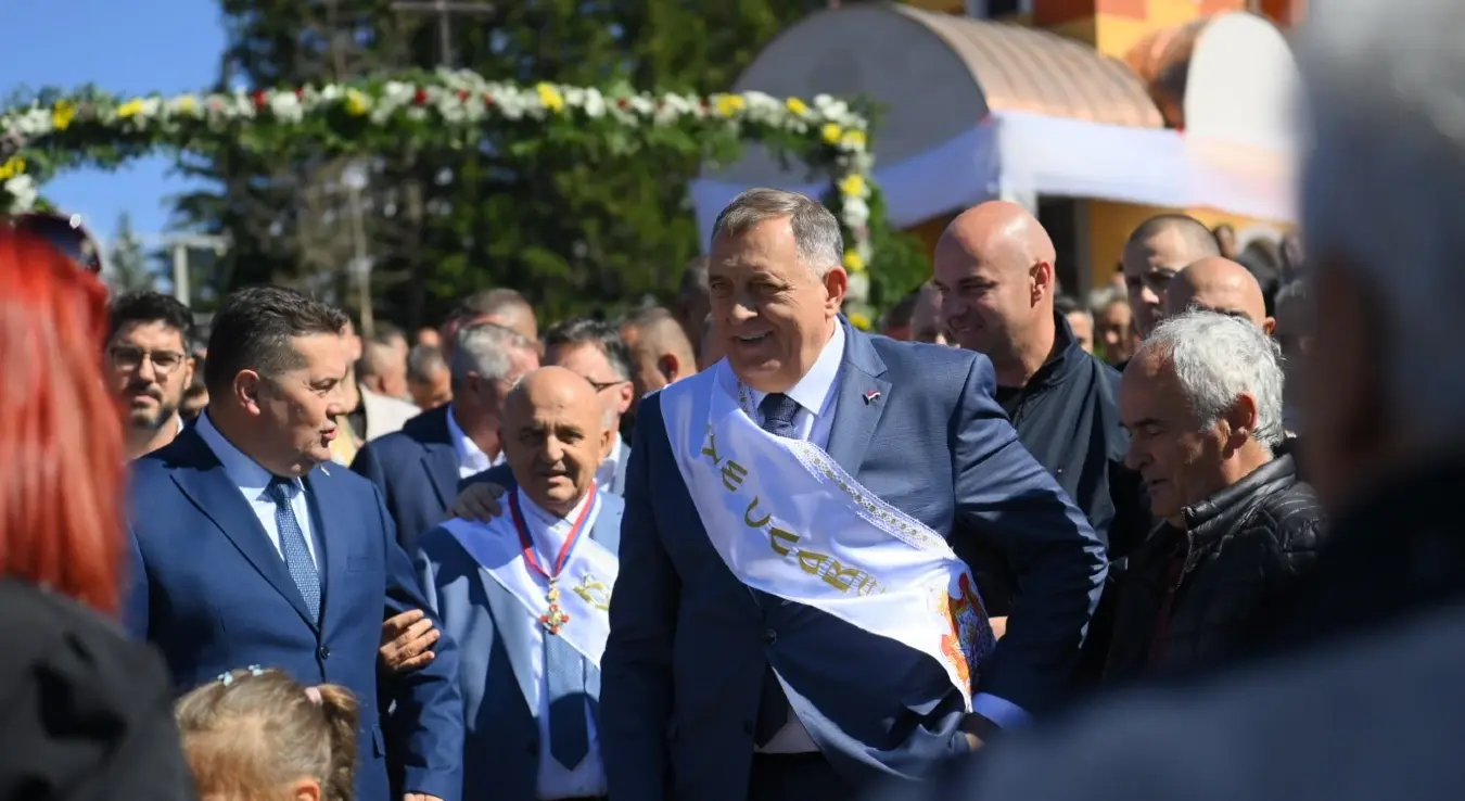 Предсједник СНСД-а Милорад Додик у храму у Заваиту.