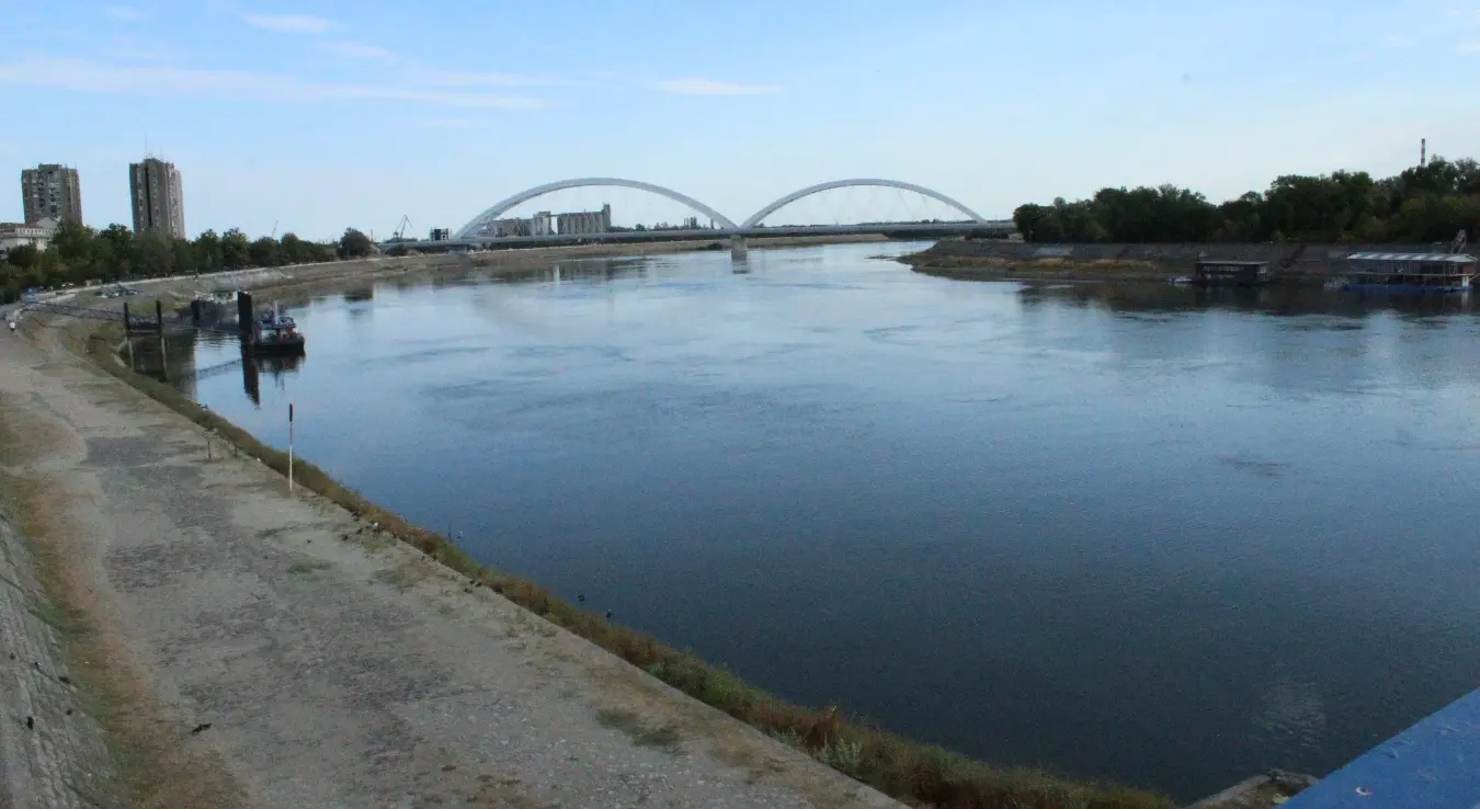 На улазном профилу код Бездана јутрос у шест часова измерен је водостај Дунава од минус 172 центиметра, што представља нови историјски минимум, изјавио је данас за Тањуг директор ЈВП "Воде Војводине" Игор Колаковић. Он је навео да је претходних дана бележен пад водостаја, али да се према ранијим прогнозама није очекивало да ће Дунав достићи минус 172 центиметра, због чега се сада чекају прогнозе Републичког хидрометеоролошког завода за наредне дане.