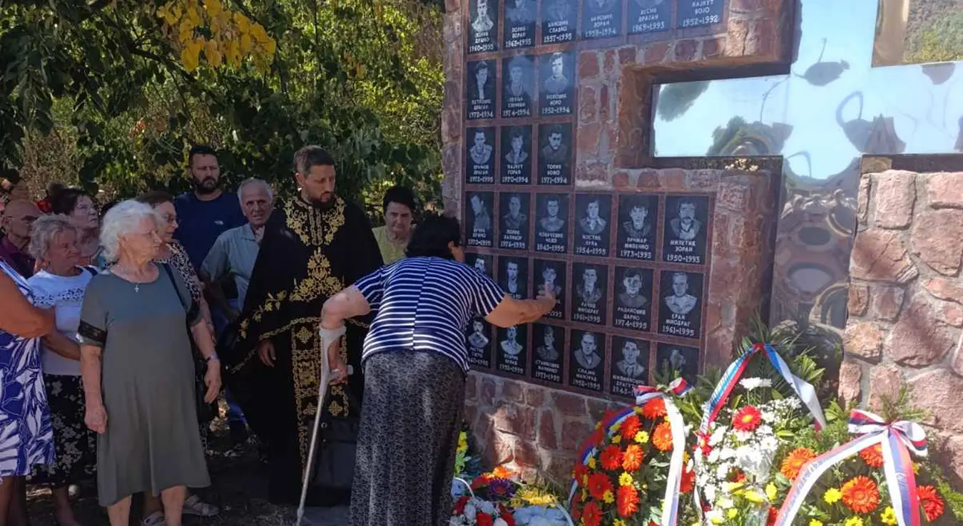 У бањалучкој мјесној заједници Кола данас је служен помен за 33 погинула борца Војске Републике Српске /ВРС/, те у мјесној заједници Голеши за 15 погинулих бораца са тог подручја.