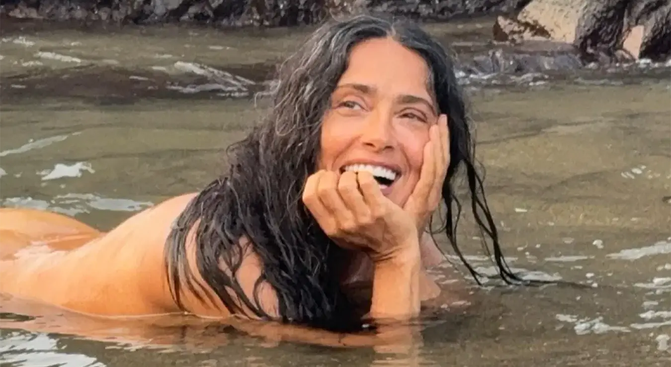 Селма Хајек глумица позирала гола у мору