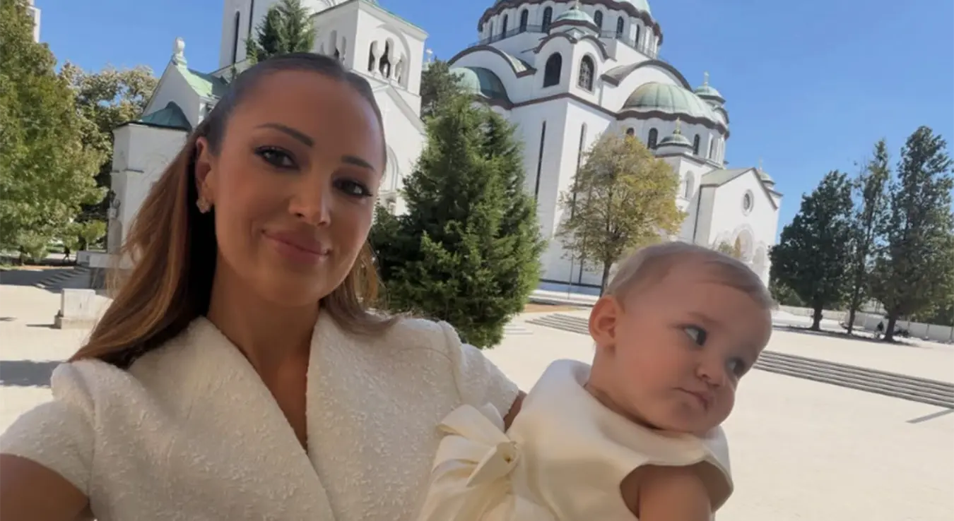 Александра Пријовић и Филип Живојиновић данас су крстили кћерку Арију.