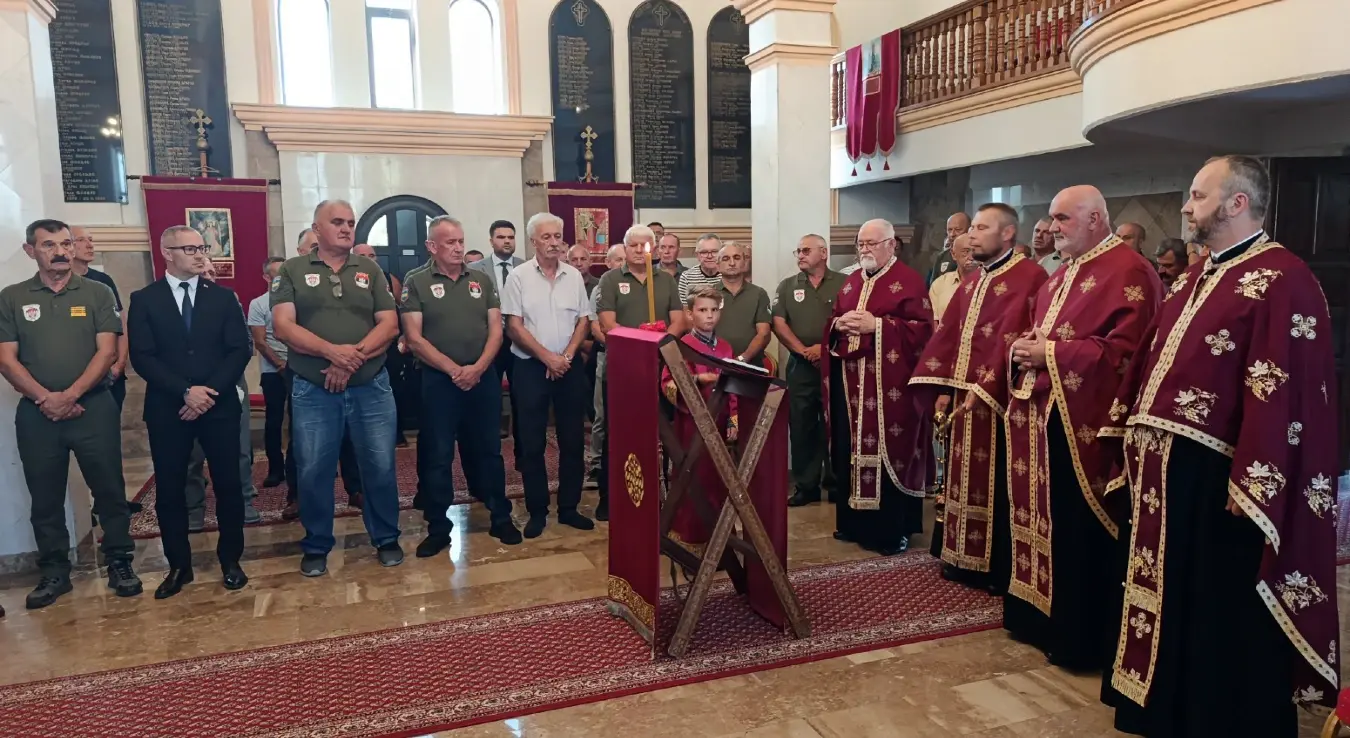 У Спомен-храму на Вучијаку данас је служен парастос за 626 погинулих бораца из Прњавора у Одбрамбено-отаџбинском рату поводом обиљежавања 35 година од формирања Прве лаке прњаворске пјешадијске бригаде Војске Републике Српске.