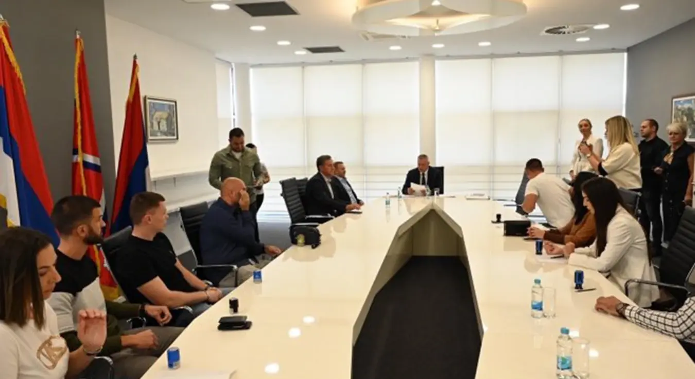 Вршилац дужности директора Јавног предузећа Аутопутеви Републике Српске Радован Вишковић потписао је у данас уговоре о додјели донација са представницима удружењима, организацијама, спортских клубова и вјерских заједница са подручја Источног Сарајева, Пала, Трнова и Сокоца