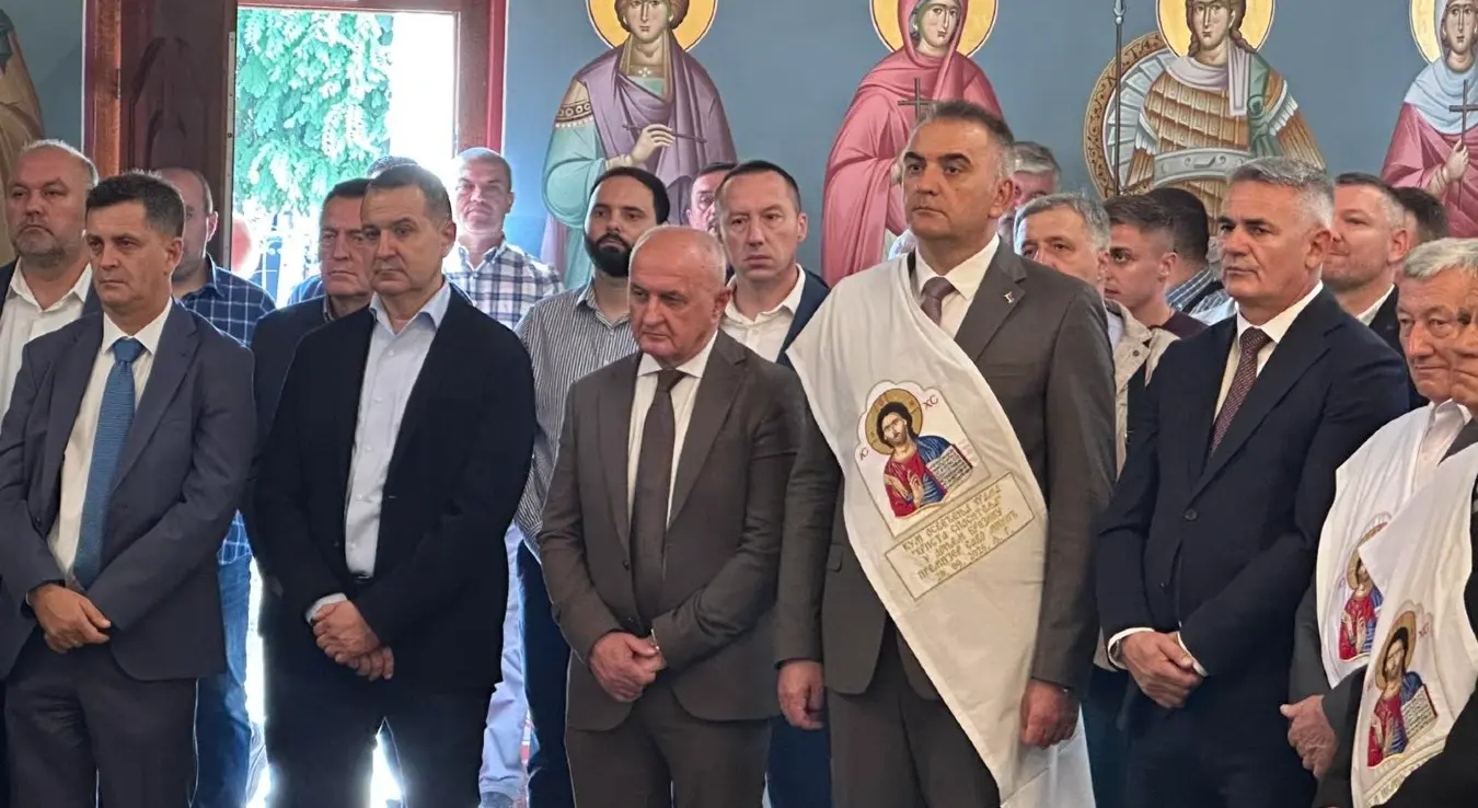 У насељу Доњи Брезик код Брчког у току је чин освештања храма Христа Спаситеља и Света архијерејска литургија коју служи Његово високопреосвештенство митрополит зворничко-тузлански Фотије, уз саслужење епископа ваљевског Исихија свештенства Српске православне цркве /СПЦ/.
