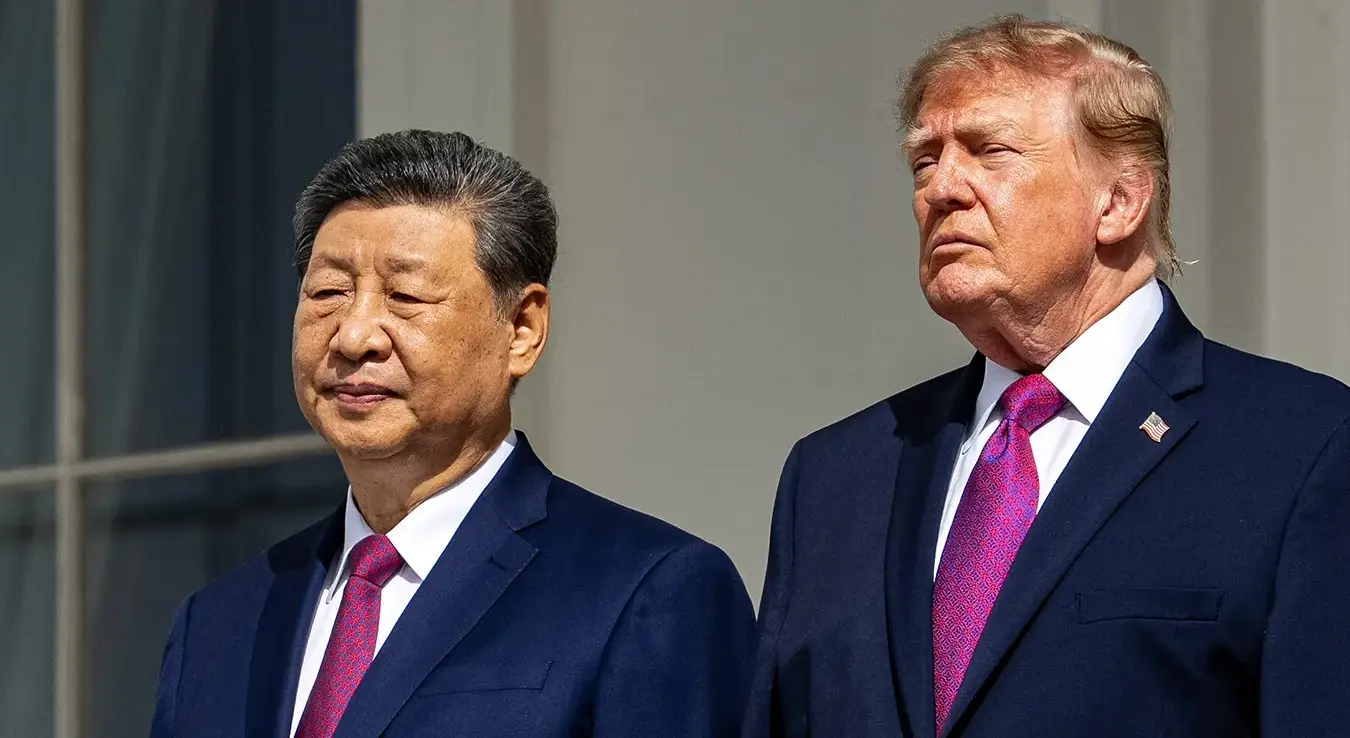 Предсједник Доналд Трамп (десно) и кинески предсједник Си Ђинпинг посматрају смотру вода за егзерцир без команде на новом хелиодрому, са балкона Плаве собе Бијеле куће, у четвртак, 24. септембра 2026. године, у Вашингтону.