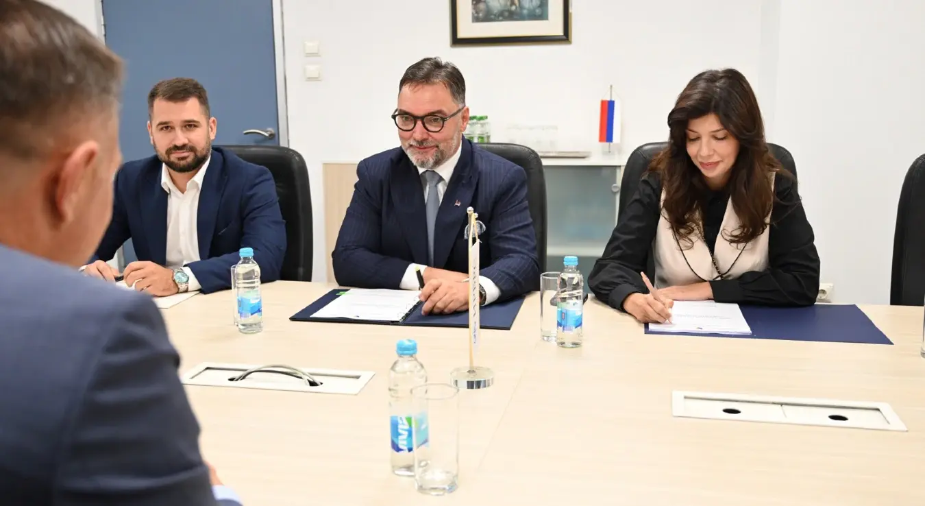 Замјеник предсједавајуће Савјета министара Сташа Кошарац разговарао са директором Инвестиционо-развојне банке Републике Српске Недељком Ћорићем о процесу акредитације ИРБ-а код Зеленог климатског фонда.