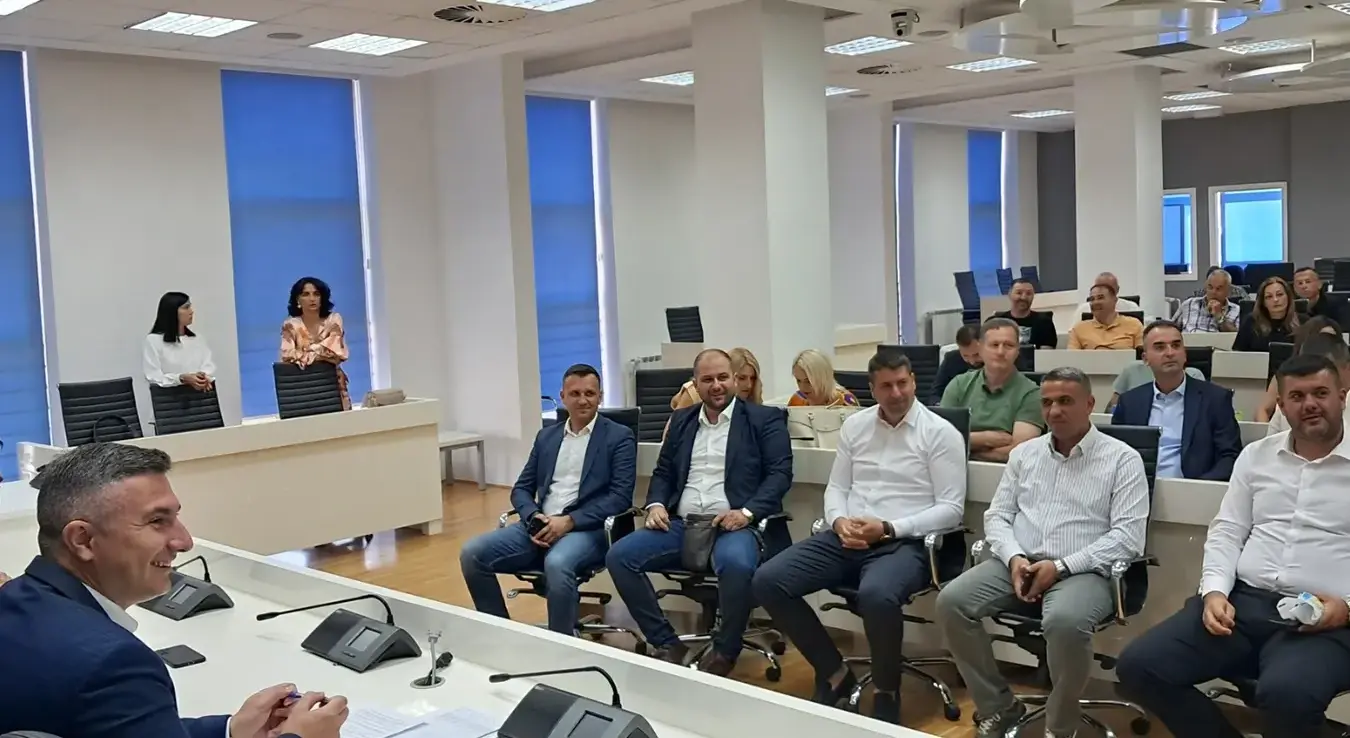 Директор Завода за запошљавање Републике Српске Дамјан Шкипина данас је са послодавцима из општина Источно Ново Сарајево, Источна Илиџа и Трново потписао уговоре о додјели више од милион КМ, које је обезбиједила Влада Српске, за запошљавање 128 лица.