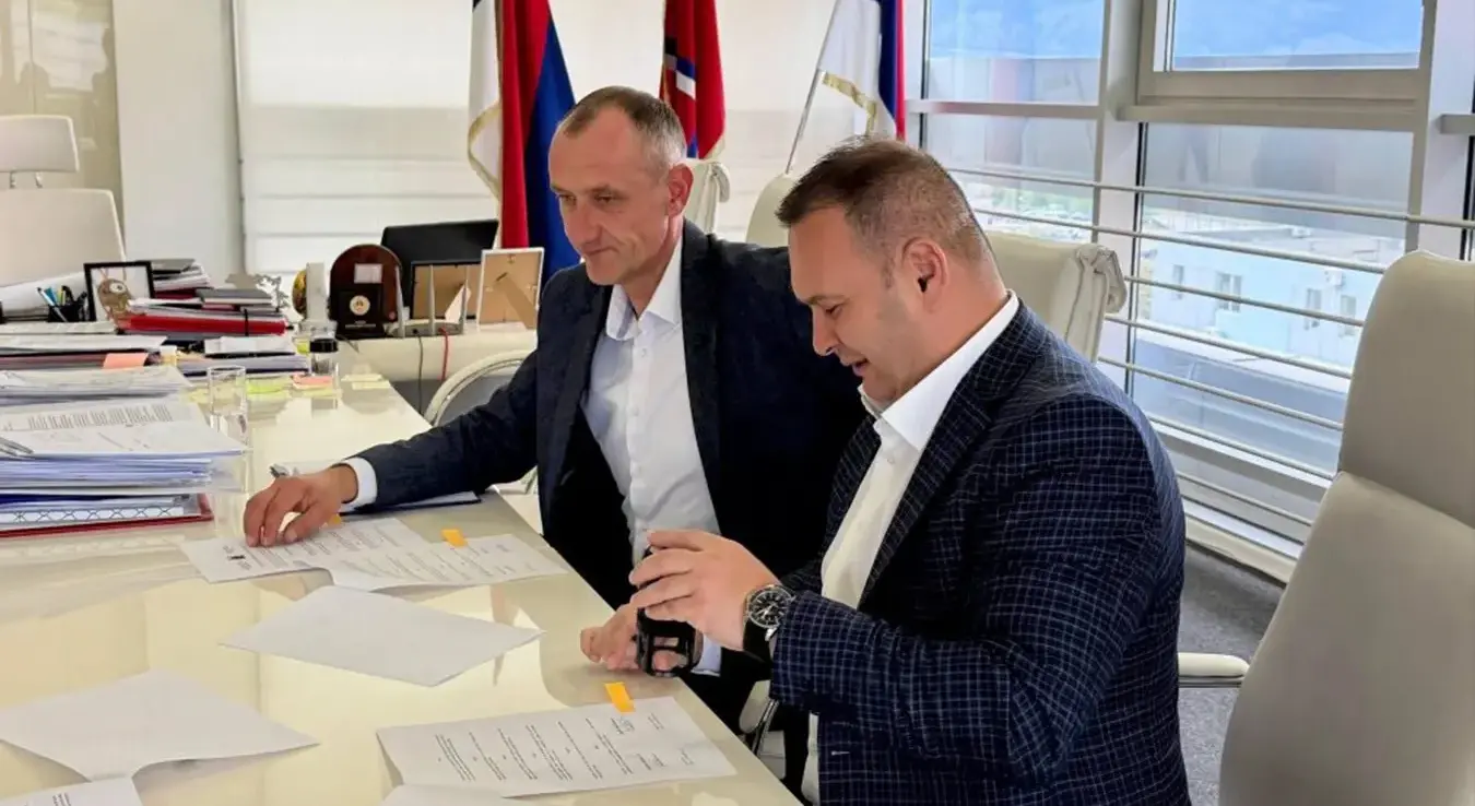 Градоначелник Источног Сарајева Љубиша Ћосић и предсједник Удружења пчелара "Рој" Немања Драгичевић потписали су споразум о сарадњи којим је предвиђена подршка унапређењу и развоју пчеларске производње на подручју града.