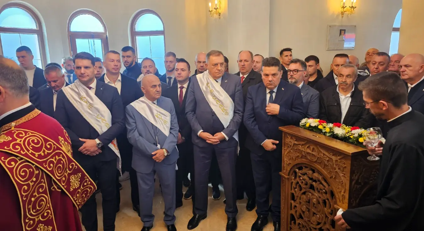 Додик и Стевановић на литургији у новосаграђеном храму у Заваиту