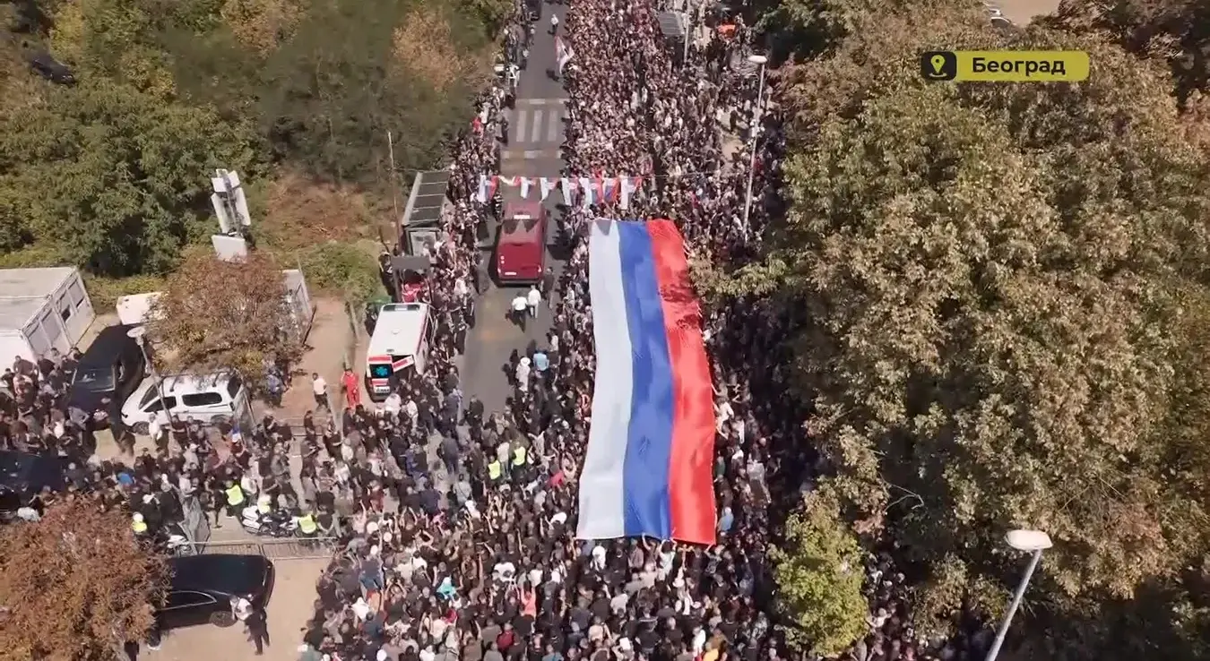 Кренула погребна поворка, на Топчидерском гробљу све спремно за сахрану генерала Младића