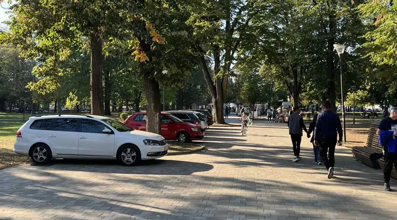Паркирани аутомобили у парку Младен Стојановић