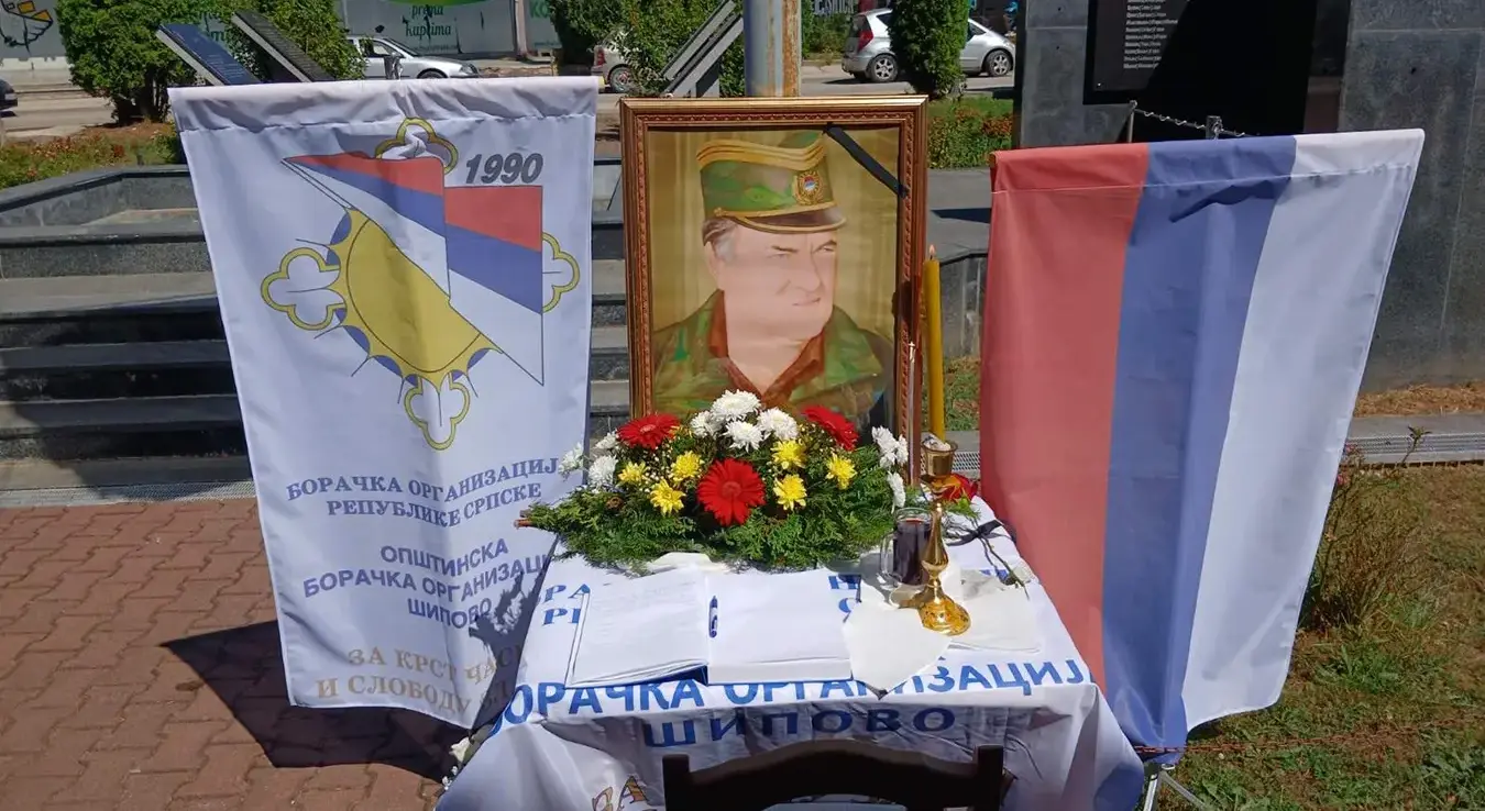 У Шипову је данас код централног спомен-обиљежја за 101 борца из ове локалне заједнице погинулог у Одбрамбено-отаџбинском рату служен помен и одата почаст генералу Војске Републике Српске Ратку Младићу.