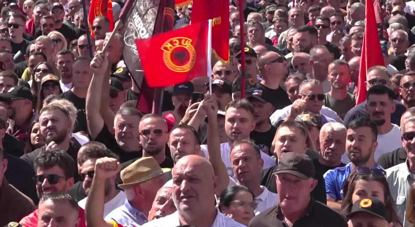 Демонстранти у Приштини не мирују ни данас. Овај пут у организацији ратних ветерана ОВК окупило се неколико хиљада Албанаца на још једном скупу подршке хашким осуђеницима.