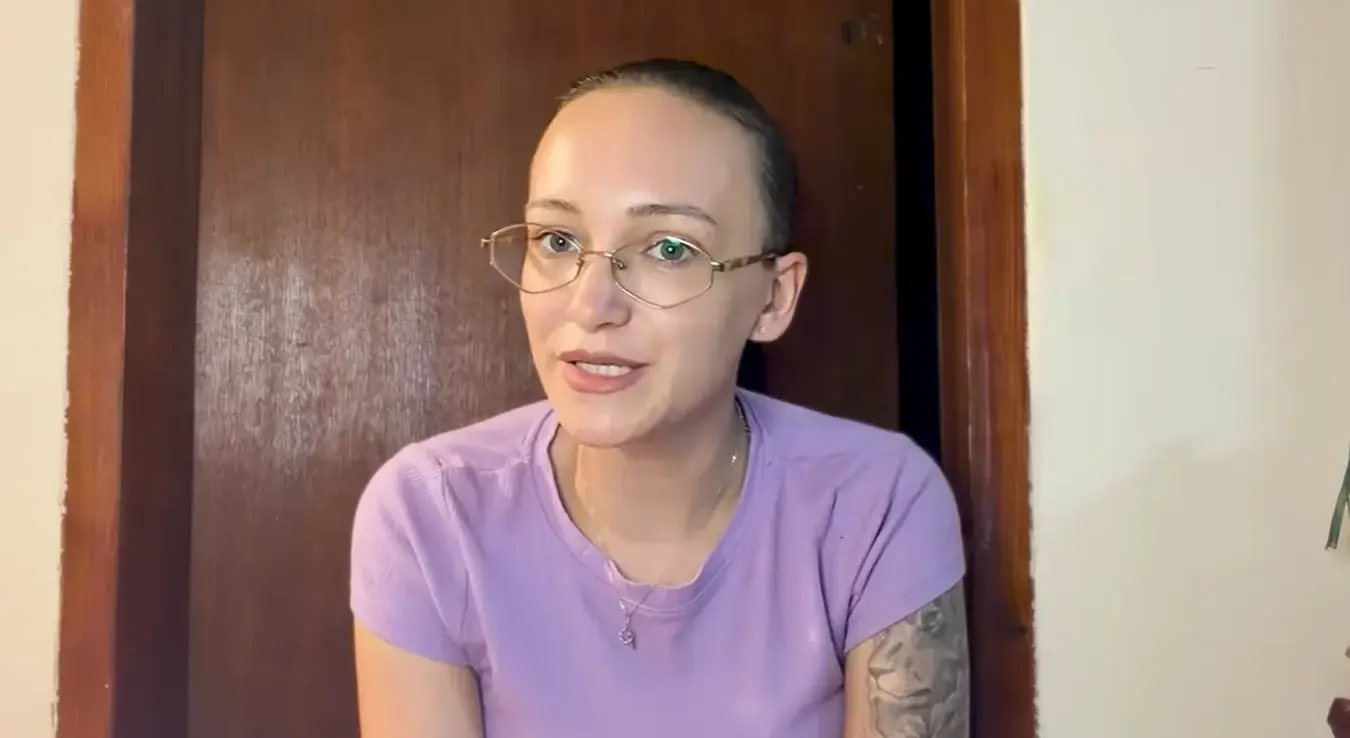 Са непуних 15 година сазнала је да је трудна. Умјесто безбрижног детињства, пред Кристином Штерлеман тада су се нашли малољетничка трудноћа, мајчинство и одлуке које би биле тешке и за много старију особу. Изабрала је да роди дијете, али оно што је услиједило није била прича какву је могла да замисли.