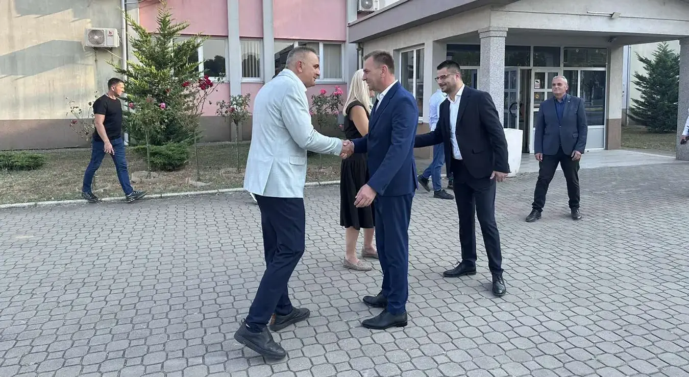 Премијер Републике Српске Саво Минић и српски члан Предсједништва БиХ Жељка Цвијановић састали су се данас у Угљевику са начелником општине Драганом Гајићем уочи полагања камена темељца за нови вртић чији су изградњу са 4,5 милиона КМ подржао Кабинет предсједника Републике.