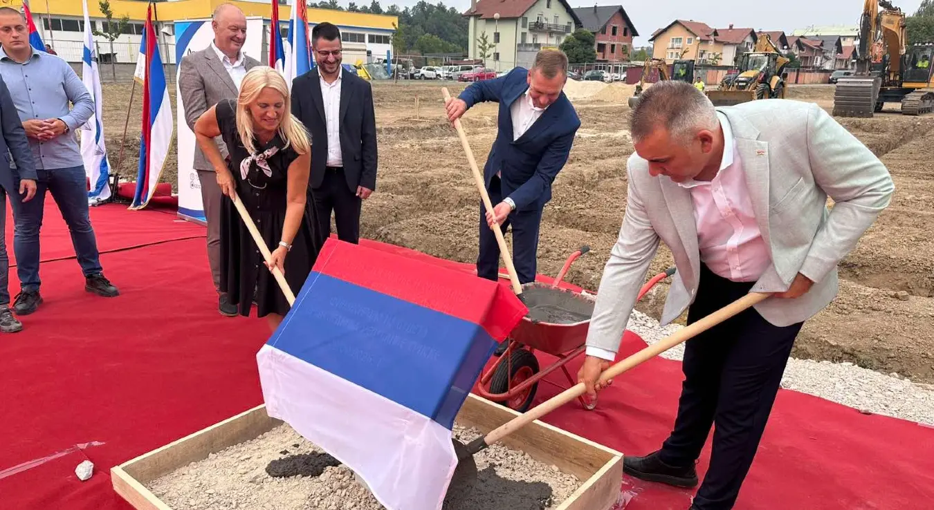 Предсједник Владе Републике Српске Саво Минић и српски члан Предсједништва БиХ Жељка Цвијановић положили су камен темељац за нови вртић у Угљевику.