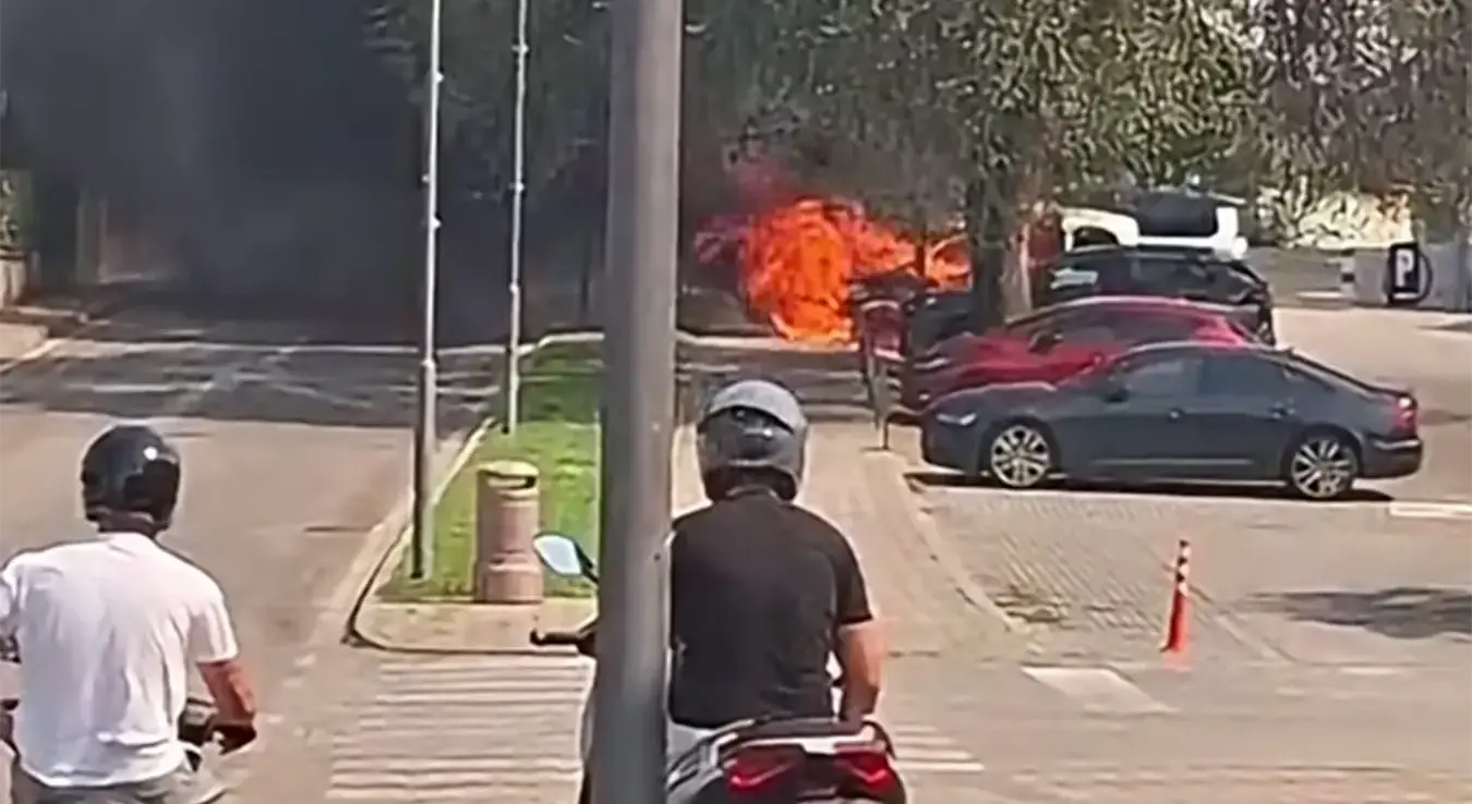 Мушкарац запалио аутомобил шефу. Послао му снимак