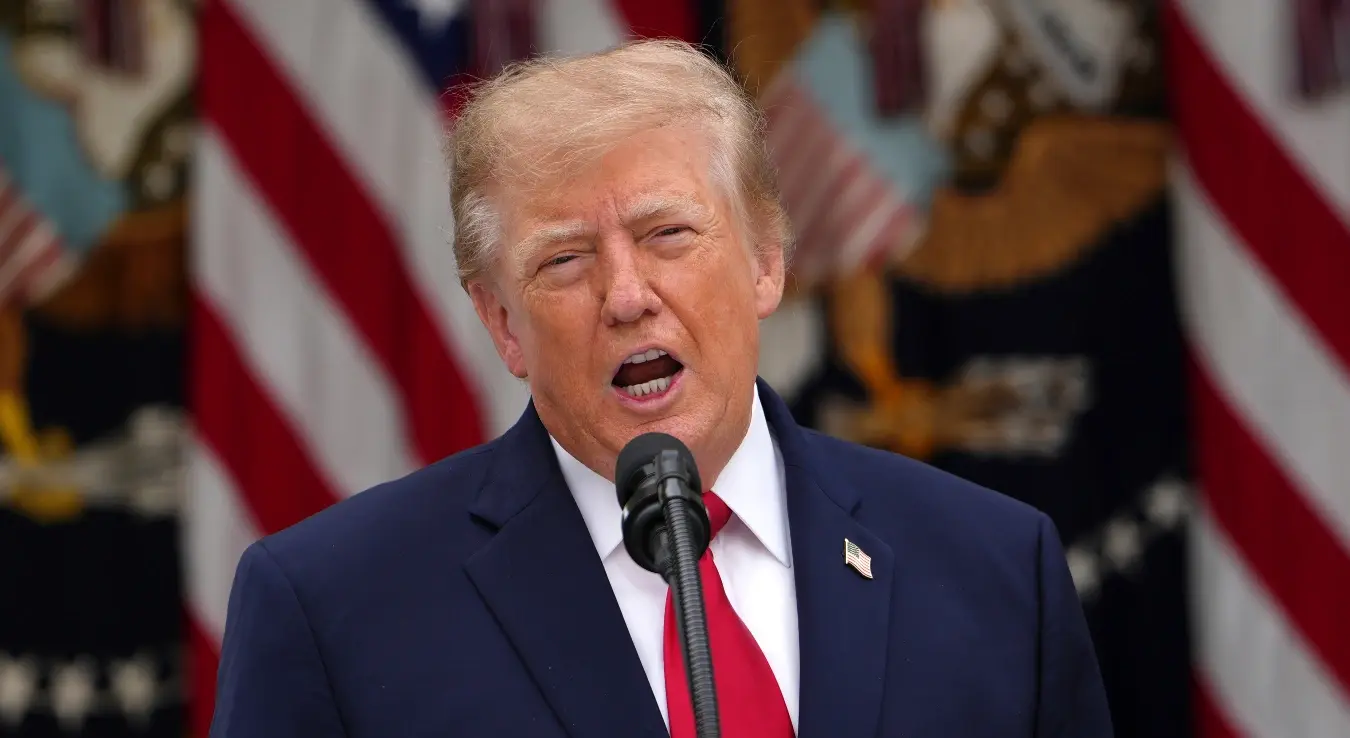 Предсједник Доналд Трамп говори у Ружичастој башти Бијеле куће током догађаја посвећеног припадницима хитних служби, у четвртак, 15. октобра 2026. године, у Вашингтону.