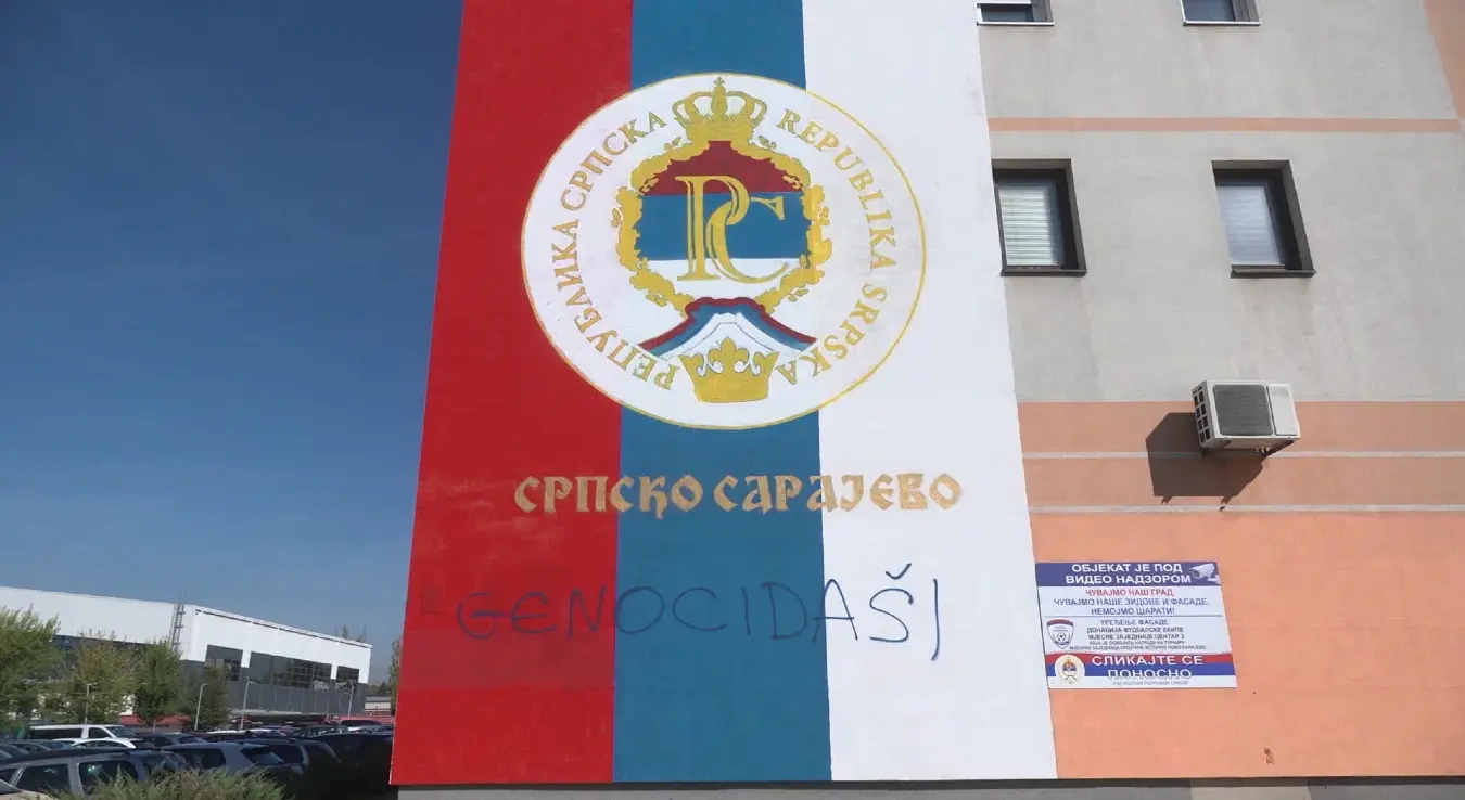 Натпис "геноцдаши" на муралу у Источном Сарајеву.
