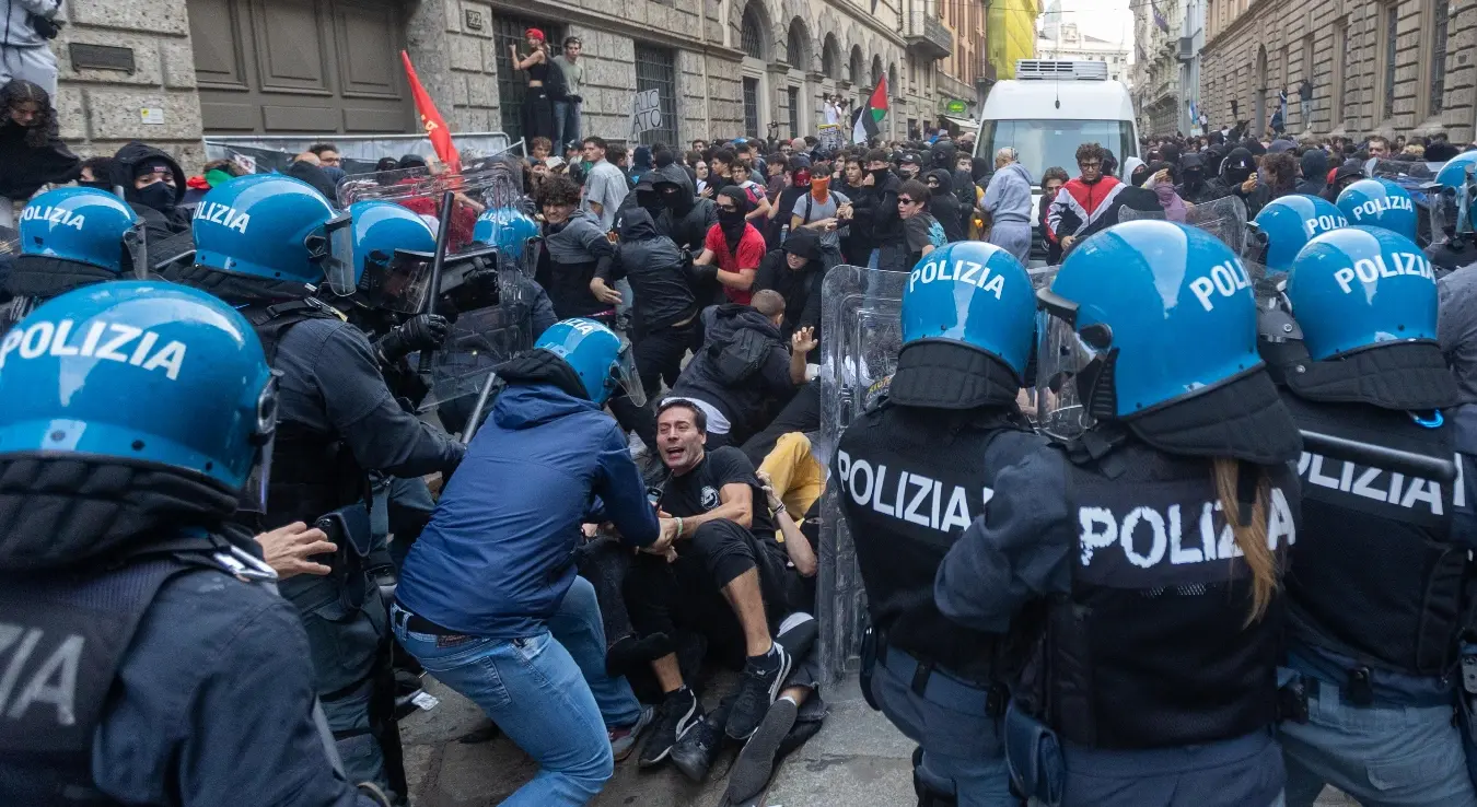 Полиција се сукобљава са демонстрантима на протесту „Italia in Piazza“ у Милану, у Италији, у суботу, 17. октобра 2026. године.