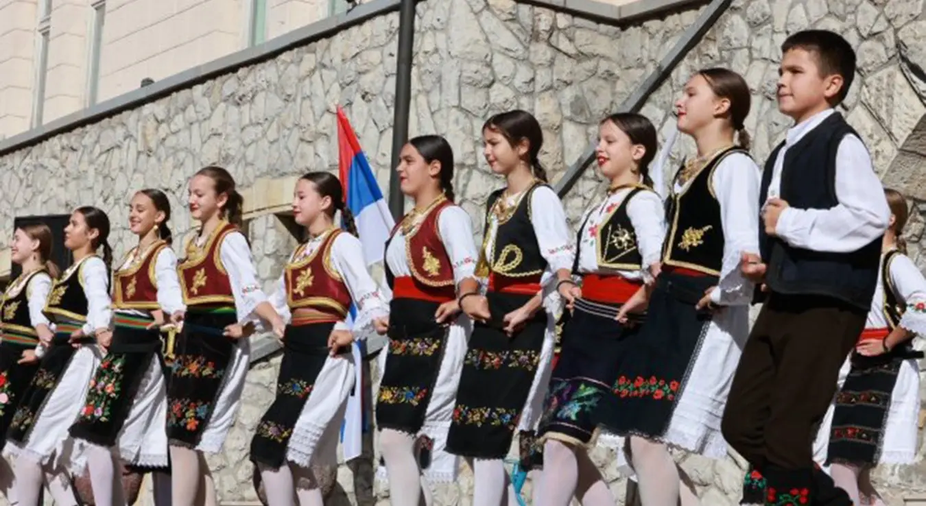 У духу традиције, заједништва и очувања културног насљеђа, испред Центра за културу у Угљевику одржан је фестивал фолклора, организован поводом обиљежавања крсне славе општине Угљевик – Свете Петке Параскеве.
