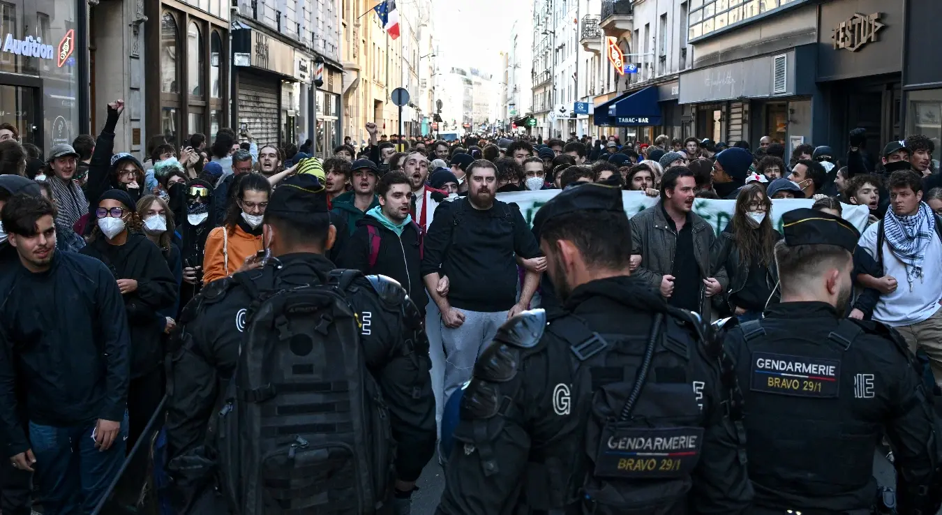 Полиција и демонстранти суочавају се током протеста због високих трошкова живота и стања у образовању у Паризу, Француска, у суботу, 31. октобра 2026. године.