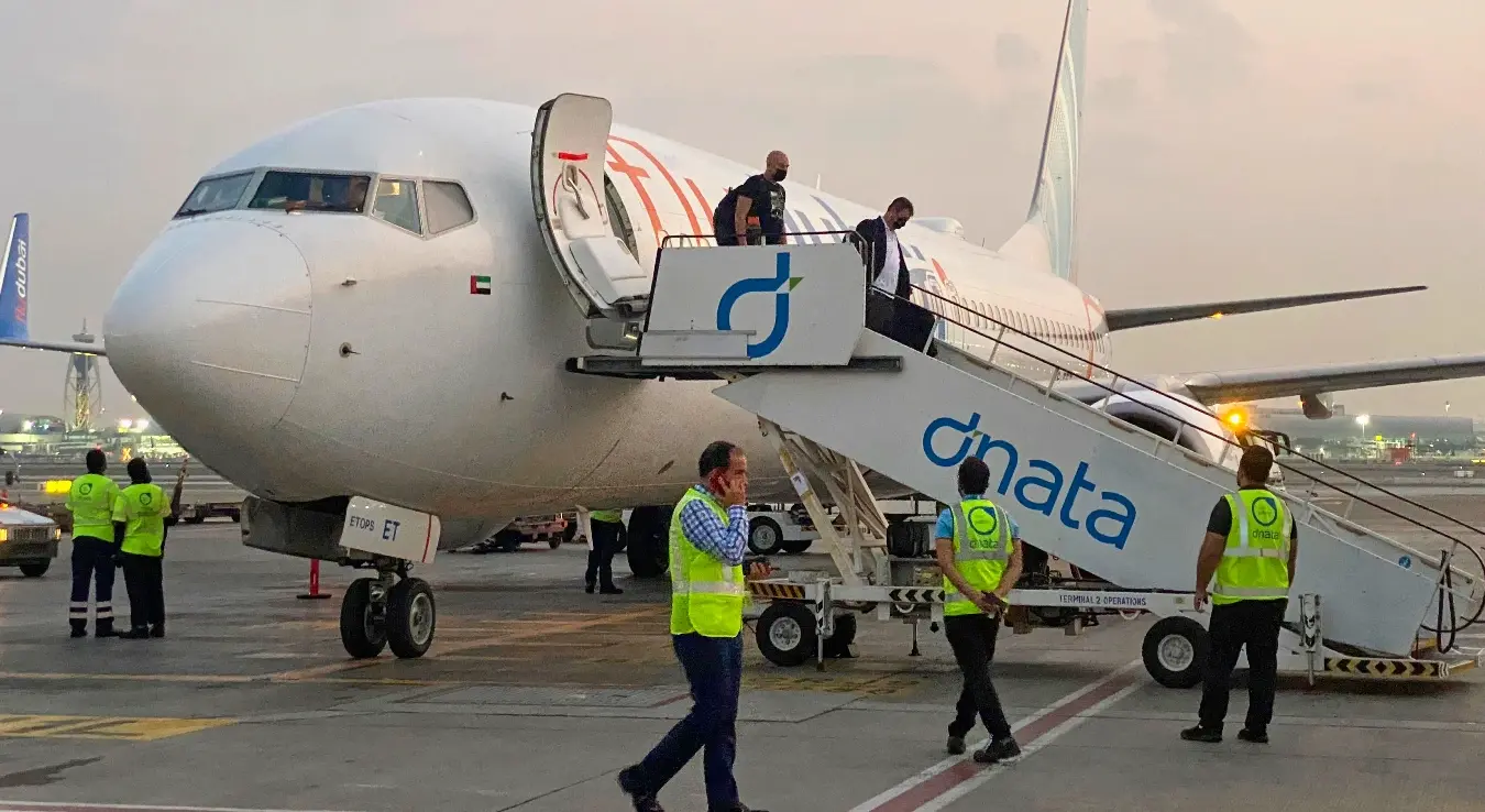 Израелски туристи излазе из авиона компаније „Флај Дубаи” (FlyDubai) који је полетио са међународног аеродрома „Бен Гурион” у Тел Авиву и слетио у Дубаи, у Уједињеним Арапским Емиратима, 8. новембра 2020. године.