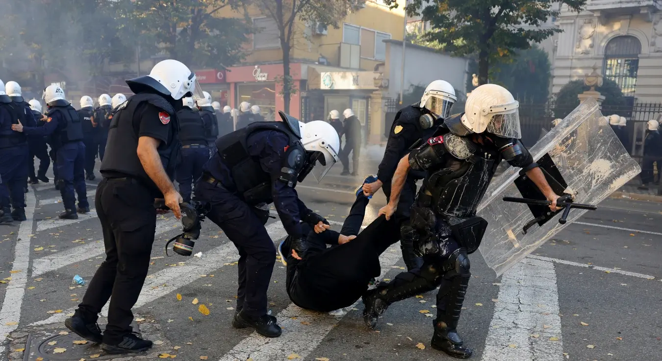 Хаос у Албанији: Повријеђено 14 полицајаца, приведено 35 особа