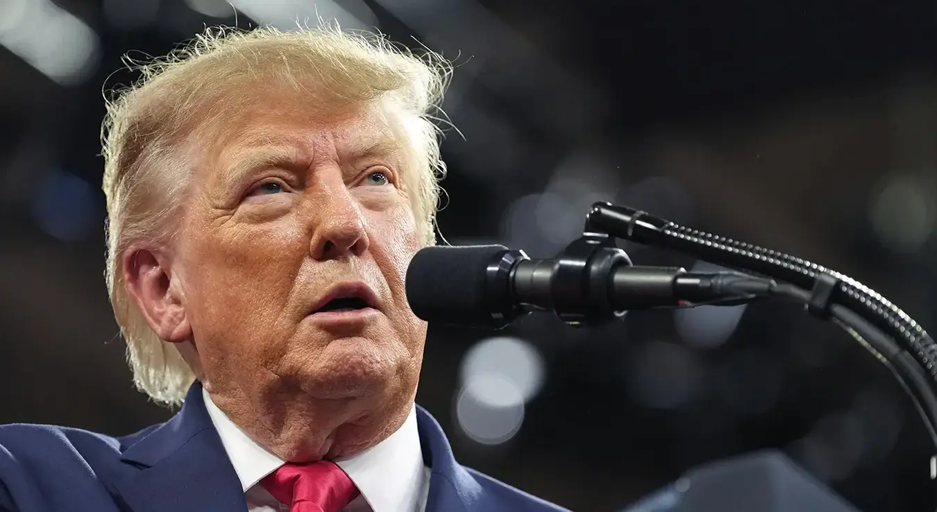 Предсједник Доналд Трамп говори на предизборном скупу у дворани „Алико арена”, у кампусу Универзитета Флорида Галф Коуст, у петак, 23. октобра 2026. године, у Форт Мајерсу на Флориди.
