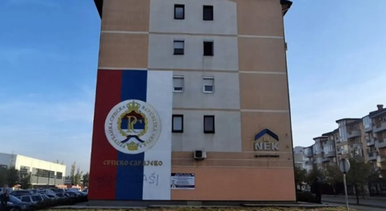 Српском народу током ноћи упућене су тешке увреде. На српској тробојци у Источном Сарајеву исписано је "геноцидаши".