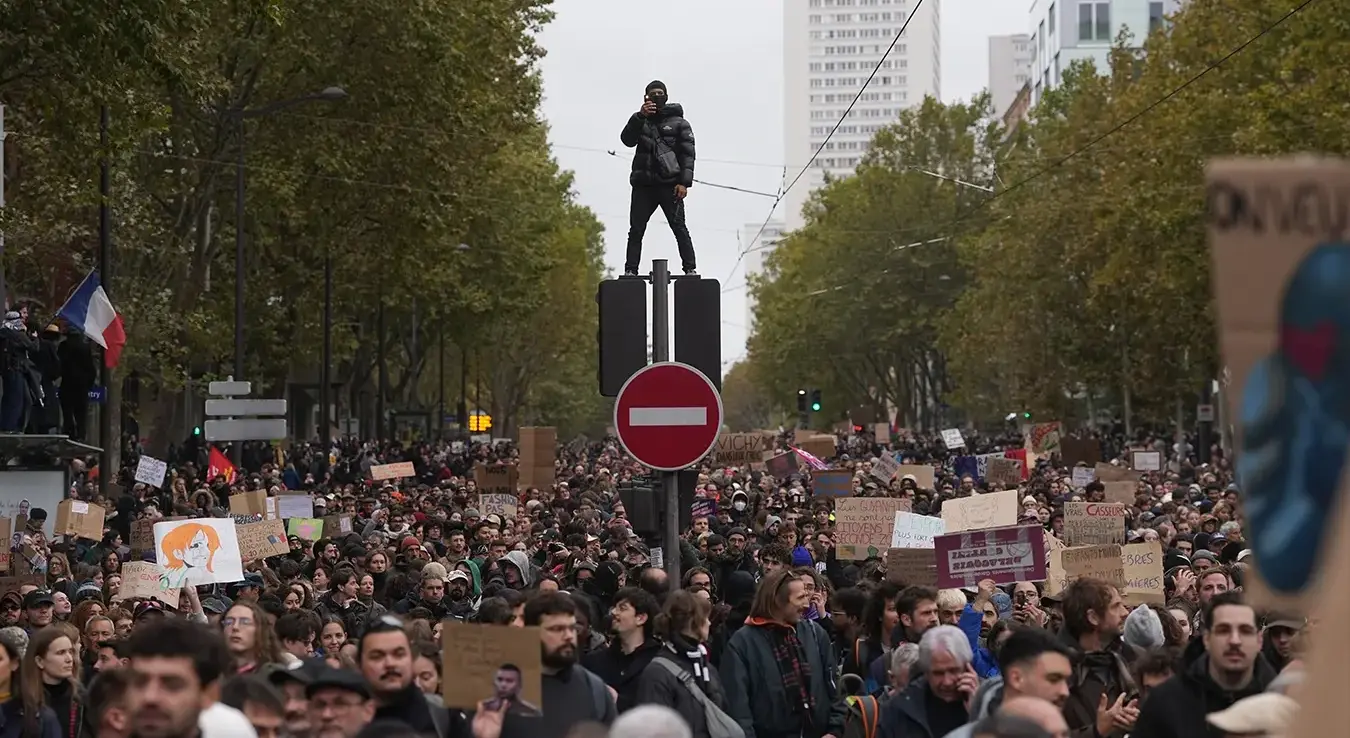 Демонстранти марширају током протеста против раста трошкова живота у Паризу, у суботу, 24. октобра 2026. године.